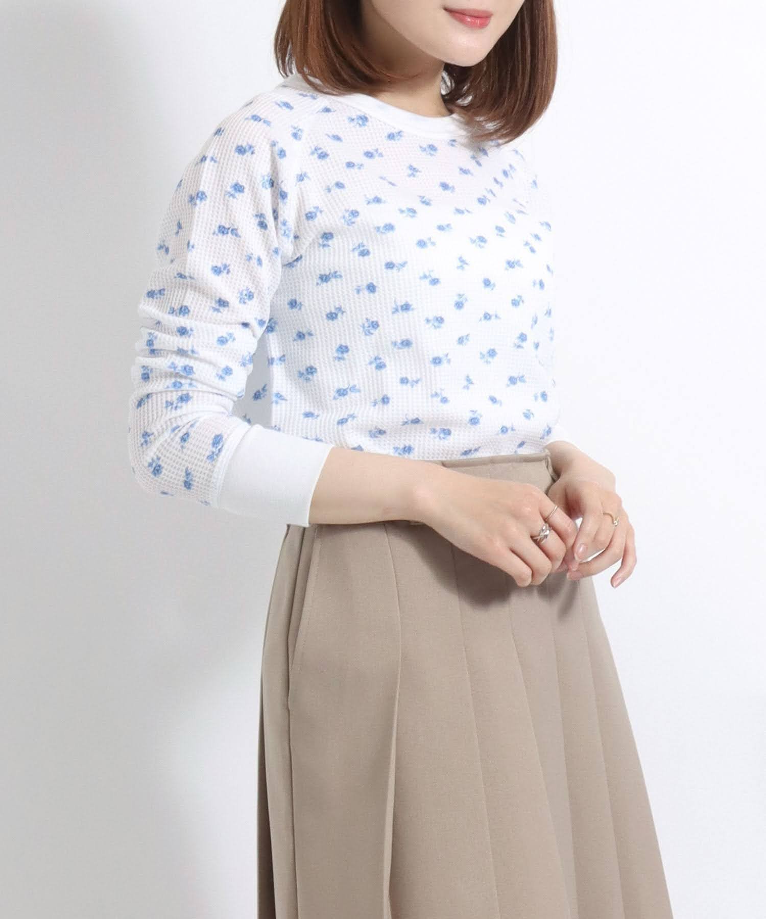 【サロン ハミュー/salong hameu】の花柄 総柄 ワッフル 長袖 Tシャツ レディース サーマル ロンT インテリア・キッズ・メンズ・レディースファッション・服の通販 founy(ファニー) 　ファッション　Fashion　レディースファッション　Fashion for Women　トップス・カットソー　Cut & Sew Tops　シャツ・ブラウス・オフィスカジュアル　Elegant Blouses & Button-Ups　ロングTシャツ・Tシャツ　Longline T-Shirts & Tees　花柄・フラワープリント・モチーフ　Floral Prints & Motifs / Flower Pattern Tops　アウトドア　Outdoor Clothing　インナー　Innerwear　春　Spring　カーゴパンツ　Cargo Pants, Utility Pants　キャミワンピース　Cami Dress, Slip Dress　サーマル　Thermal, Waffle Knit　シンプル　Simple, Minimal　ジャケット　Jacket, Outerwear　スニーカー　Sneakers, Trainers　スパンコール　Sequins, Sequin Embellishment　スポーツ　Sports, Activewear　スリーブ　Sleeve, Long Sleeve / Short Sleeve　ダウン　Down, Puffer　デニム　Denim, Jeans Material　人気　Popular, Best Seller　長袖　Long Sleeve, Full Sleeve　バレエ　Ballet, Ballet Style　ビスチェ　Bustier, Corset Top　フィット　Fit, Slim Fit　フリル　Frill, Ruffle　プリント　Print, Printed Pattern　ベスト　Vest, Waistcoat　レース　Lace, Lace Fabric　ロング　Long, Long-Length　ホワイト系その他6|ID: prp329100004697572 ipo3291000000033921837