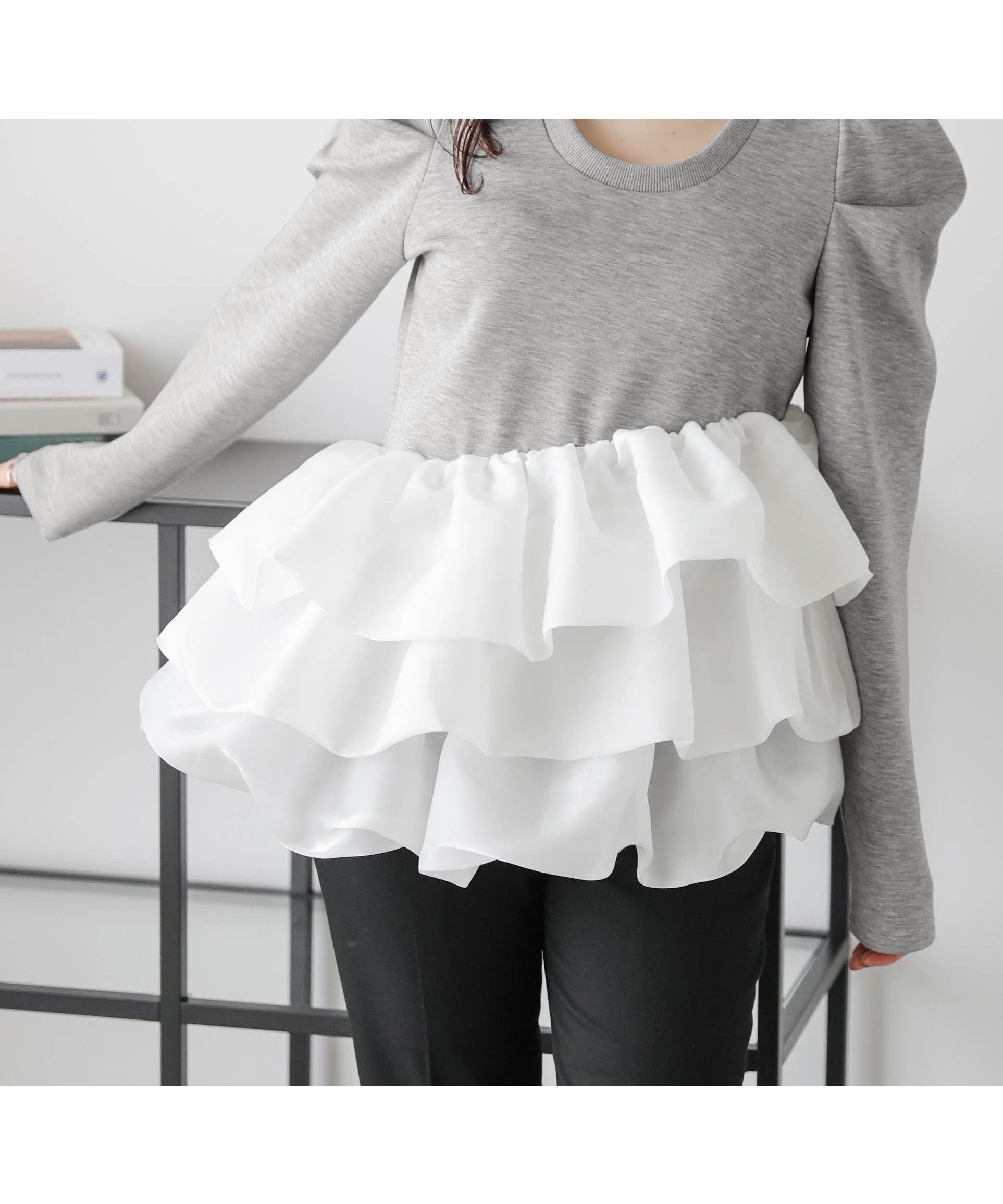 【ラジュール/Lajour】のバルーンフリルドッキングトップス インテリア・キッズ・メンズ・レディースファッション・服の通販 founy(ファニー) 　ファッション　Fashion　レディースファッション　Fashion for Women　トップス・カットソー　Cut & Sew Tops　なめらか　Smooth, Silky Texture　アシンメトリー　Asymmetrical Style　オケージョン　Occasion Wear　オーガンジー　Organza Fabric　ショルダー　Shoulder, Shoulder Strap　デコルテ　Décolleté, Neckline　ドッキング　Docking, Mixed Material　バルーン　Balloon, Balloon Silhouette　フェミニン　Feminine, Girly　フリル　Frill, Ruffle　エレガント 上品　Elegant　グレー|ID: prp329100004697652 ipo3291000000034501894