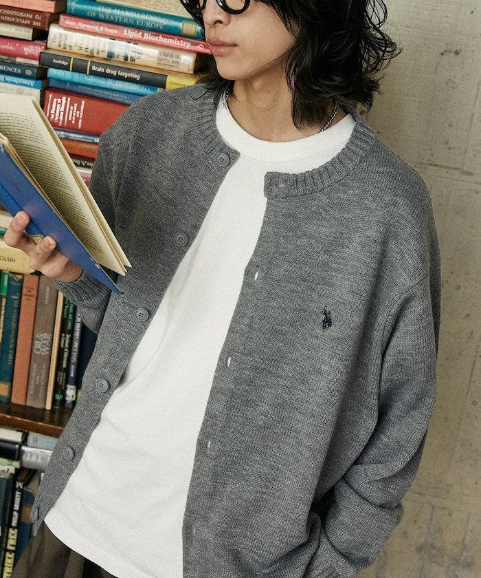 【フリークスストア/FREAK'S STORE】の別注 CREW NECK KNIT CARDIGAN/クルーネックニットカーディガン 25AW インテリア・キッズ・メンズ・レディースファッション・服の通販 founy(ファニー) 　ファッション　Fashion　レディースファッション　Fashion for Women　トップス・カットソー　Cut & Sew Tops　ニット　Knit Tops & Sweaters　カーディガン・羽織り　Layered Style Cardigans　2025年　2025　2025-2026秋冬・A/W　Autumn/Winter 2025–26 AW25–26　冬　Winter / This Winter　アクリル　Acrylic Material　インナー　Innerwear　トレンド　Trend, Trending Now　モチーフ　Motif, Design Theme　リラックス　Relax, Relaxed Fit　ワンポイント　One Point, Statement Accent　エレガント 上品　Elegant　別注　Limited Edition, Custom Order　A/W・秋冬　Autumn/Winter　グレー|ID: prp329100004697756 ipo3291000000034507175