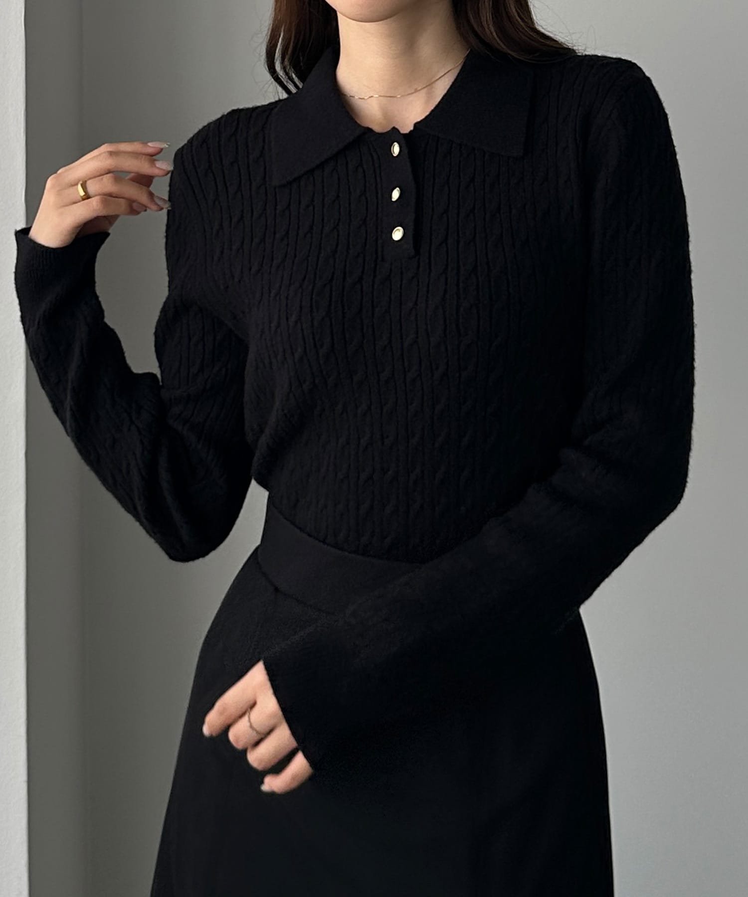 【ジュノア/JUNOAH】のLouere ゴールドボタンケーブルニットポロ インテリア・キッズ・メンズ・レディースファッション・服の通販 founy(ファニー) 　ファッション　Fashion　レディースファッション　Fashion for Women　トップス・カットソー　Cut & Sew Tops　ニット　Knit Tops & Sweaters　Bブラック|ID: prp329100004697828 ipo3291000000033923625