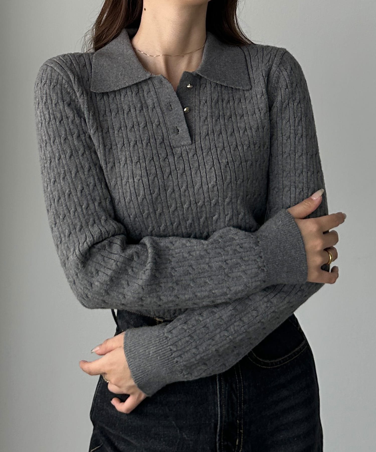 【ジュノア/JUNOAH】のLouere ゴールドボタンケーブルニットポロ インテリア・キッズ・メンズ・レディースファッション・服の通販 founy(ファニー) 　ファッション　Fashion　レディースファッション　Fashion for Women　トップス・カットソー　Cut & Sew Tops　ニット　Knit Tops & Sweaters　チャコール|ID: prp329100004697828 ipo3291000000033923626