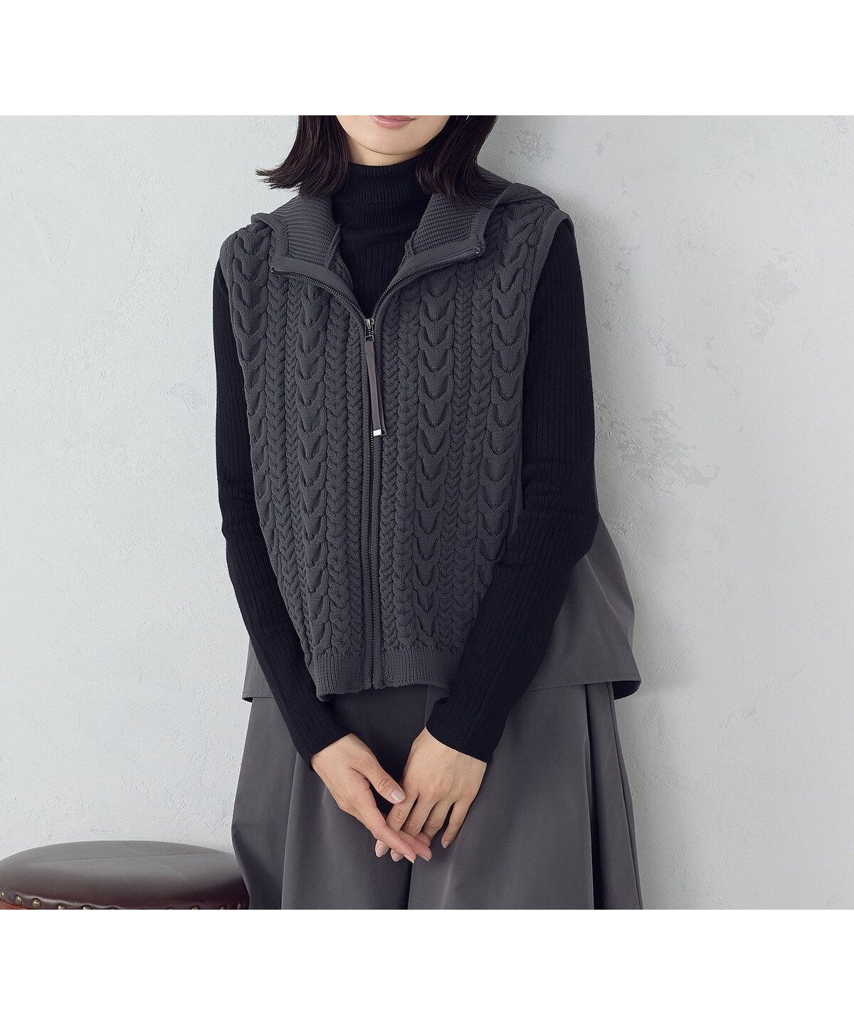 【コムサイズム/COMME CA ISM】のケーブルニットジレ インテリア・キッズ・メンズ・レディースファッション・服の通販 founy(ファニー) 　ファッション　Fashion　レディースファッション　Fashion for Women　アウター　Coat / Outerwear Collection　トップス・カットソー　Cut & Sew Tops　ニット　Knit Tops & Sweaters　ベスト&ジレ / 重ね着スタイル　Vests & Gilets　おすすめ　Recommended / Our Picks　インナー　Innerwear　タフタ　Taffeta, Structured Fabric　バランス　Balance, Style Balance　ポケット　Pocket, Pocket Detail　ミックス　Mix, Mixed Style　ロング　Long, Long-Length　人気　Popular, Best Seller　チャコール|ID: prp329100004698172 ipo3291000000033925702