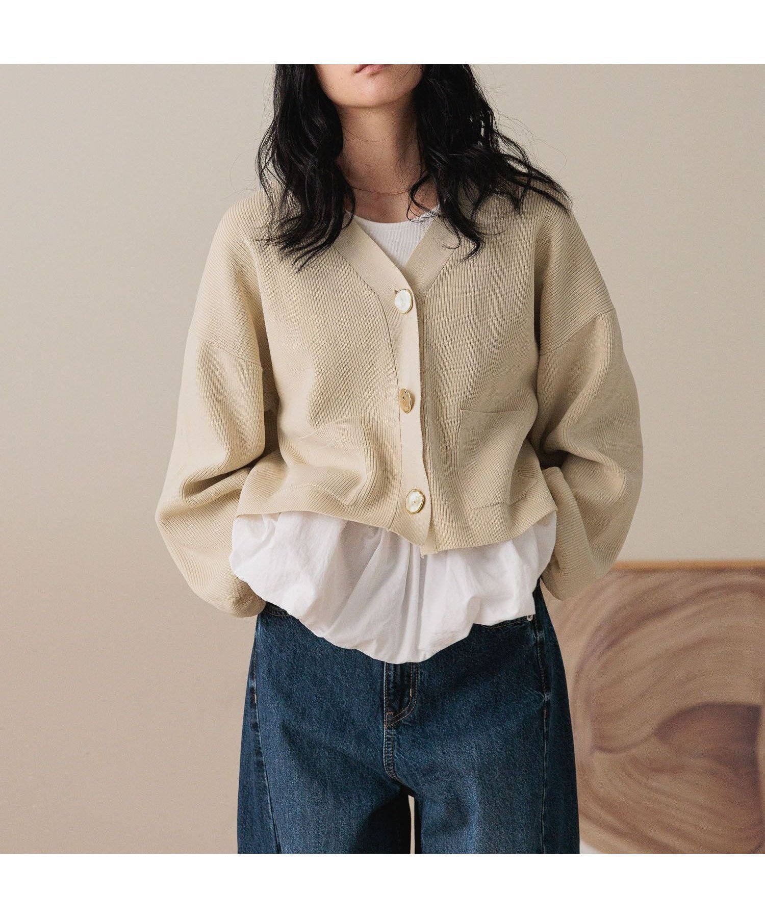 【ローリーズファーム/LOWRYS FARM】のデコボタンショートカーディガン インテリア・キッズ・メンズ・レディースファッション・服の通販 founy(ファニー) 　ファッション　Fashion　レディースファッション　Fashion for Women　トップス・カットソー　Cut & Sew Tops　カーディガン・羽織り　Layered Style Cardigans　カーディガン　Cardigan, Knitwear　クロップド　Cropped, Short Length　シンプル　Simple, Minimal　デニム　Denim, Jeans Material　フレア　Flare, Flared　ワイド　Wide, Wide Fit　秋　Autumn　軽量　Lightweight, Ultra Light　アイボリー08|ID: prp329100004698232 ipo3291000000034027103