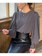 【ジュノア/JUNOAH】のパフスリーブボリューム長袖ブラウス チャコール|ID: prp329100004698260 ipo3291000000033926319