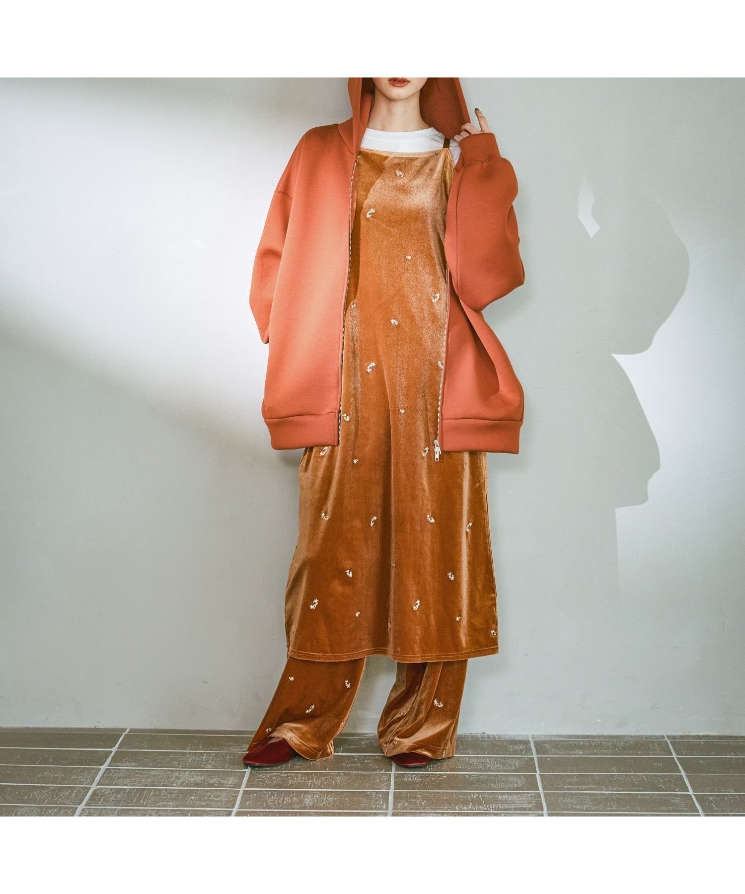 【ラコレ/LAKOLE】のベロア刺繍キャミワンピース インテリア・キッズ・メンズ・レディースファッション・服の通販 founy(ファニー) 　ファッション　Fashion　レディースファッション　Fashion for Women　ワンピース　Dresses　キャミソールワンピース　Camisole Dresses　おすすめ　Recommended / Our Picks　インナー　Innerwear　カットソー　Cut and Sewn Top　キャミワンピース　Cami Dress, Slip Dress　ストレッチ　Stretch, Stretchy Fabric　スリット　Slit, Slit Detail　フレア　Flare, Flared　ベロア　Velour, Soft Velvet　ボトム　Bottoms, Lower Wear　リボン　Ribbon, Bow　オレンジ|ID: prp329100004700905 ipo3291000000033942300