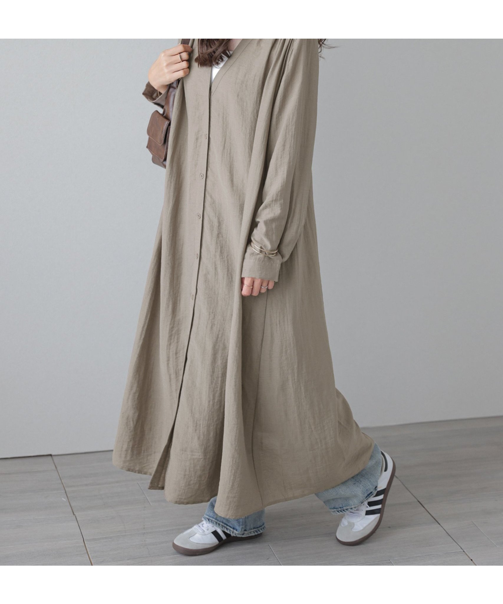 【ラジュール/Lajour】のリネンライクシアーシャツワンピース インテリア・キッズ・メンズ・レディースファッション・服の通販 founy(ファニー) 　ファッション　Fashion　レディースファッション　Fashion for Women　ワンピース　Dresses　シャツワンピース / 1枚で着映えコーデ　Shirt Dresses　2025年　2025　2025-2026秋冬・A/W　Autumn/Winter 2025–26 AW25–26　ギャザー　Gathered, Ruffled　シアー　Sheer, See-Through　デコルテ　Décolleté, Neckline　フォルム　Silhouette, Form　リラックス　Relax, Relaxed Fit　ロング　Long, Long-Length　エレガント 上品　Elegant　ベージュ|ID: prp329100004700985 ipo3291000000033991245