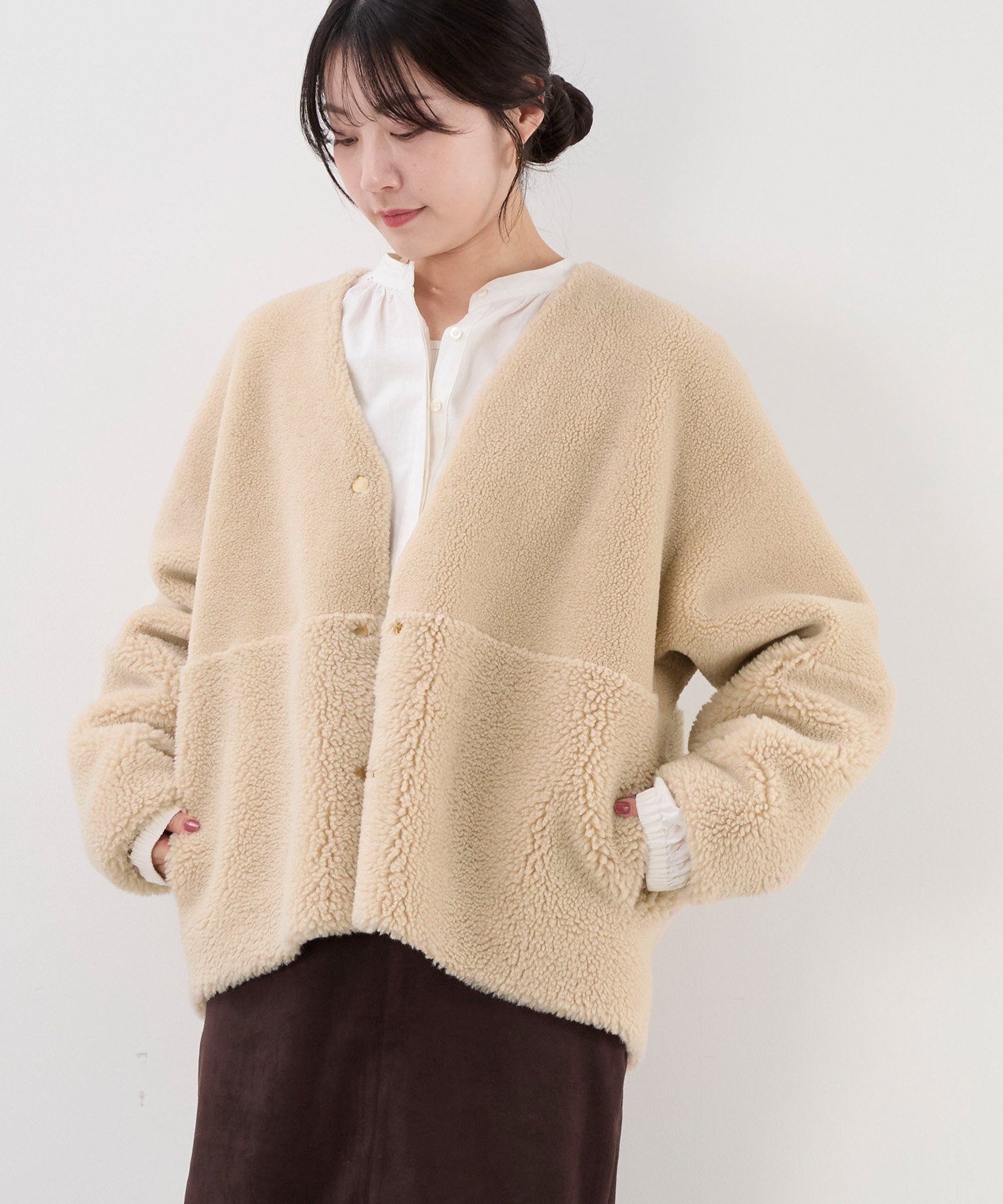 【マイカ ディール/MICA & DEAL】のリバーシブルVネックボアコート インテリア・キッズ・メンズ・レディースファッション・服の通販 founy(ファニー) 　ファッション　Fashion　レディースファッション　Fashion for Women　アウター　Coat / Outerwear Collection　コート・ロングコート・ピーコート　Long Coats, Peacoats & More　インナー　Innerwear　ショート　Short, Short Length　スウェット / スエット　Sweatshirt, Sweatwear　スリーブ　Sleeve, Long Sleeve / Short Sleeve　ドット　Polka Dot, Dot Pattern　パーカー　Hoodie, Parka　ポケット　Pocket, Pocket Detail　マニッシュ　Mannish, Boyish　ムートン　Shearling, Mouton　リバーシブル　Reversible, Two-Sided　BEIGE|ID: prp329100004701109 ipo3291000000034118665