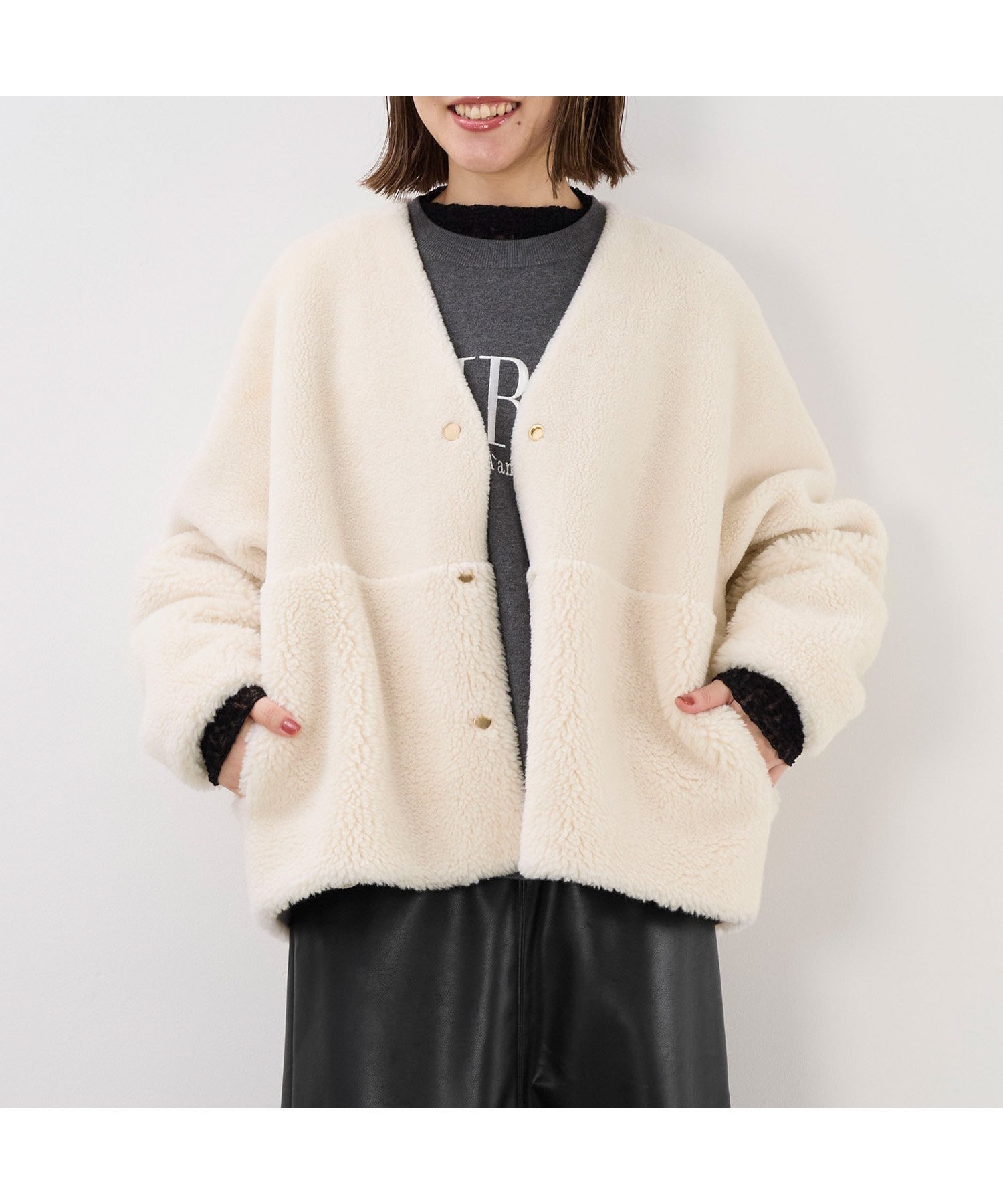【マイカ ディール/MICA & DEAL】のリバーシブルVネックボアコート インテリア・キッズ・メンズ・レディースファッション・服の通販 founy(ファニー) 　ファッション　Fashion　レディースファッション　Fashion for Women　アウター　Coat / Outerwear Collection　コート・ロングコート・ピーコート　Long Coats, Peacoats & More　インナー　Innerwear　ショート　Short, Short Length　スウェット / スエット　Sweatshirt, Sweatwear　スリーブ　Sleeve, Long Sleeve / Short Sleeve　ドット　Polka Dot, Dot Pattern　パーカー　Hoodie, Parka　ポケット　Pocket, Pocket Detail　マニッシュ　Mannish, Boyish　ムートン　Shearling, Mouton　リバーシブル　Reversible, Two-Sided　OFF WHITE|ID: prp329100004701109 ipo3291000000034118668