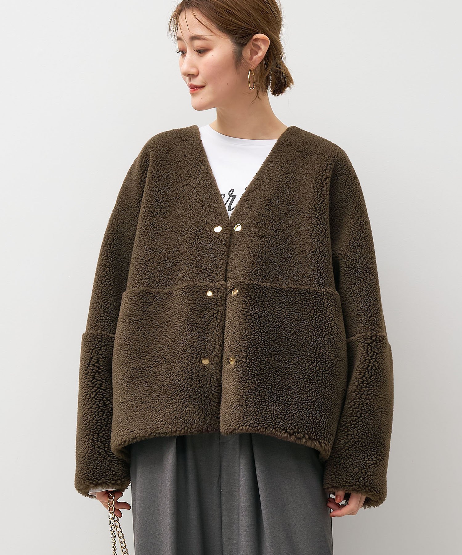 【マイカ ディール/MICA & DEAL】のリバーシブルVネックボアコート インテリア・キッズ・メンズ・レディースファッション・服の通販 founy(ファニー) 　ファッション　Fashion　レディースファッション　Fashion for Women　アウター　Coat / Outerwear Collection　コート・ロングコート・ピーコート　Long Coats, Peacoats & More　インナー　Innerwear　ショート　Short, Short Length　スウェット / スエット　Sweatshirt, Sweatwear　スリーブ　Sleeve, Long Sleeve / Short Sleeve　ドット　Polka Dot, Dot Pattern　パーカー　Hoodie, Parka　ポケット　Pocket, Pocket Detail　マニッシュ　Mannish, Boyish　ムートン　Shearling, Mouton　リバーシブル　Reversible, Two-Sided　BROWN|ID: prp329100004701109 ipo3291000000034118670