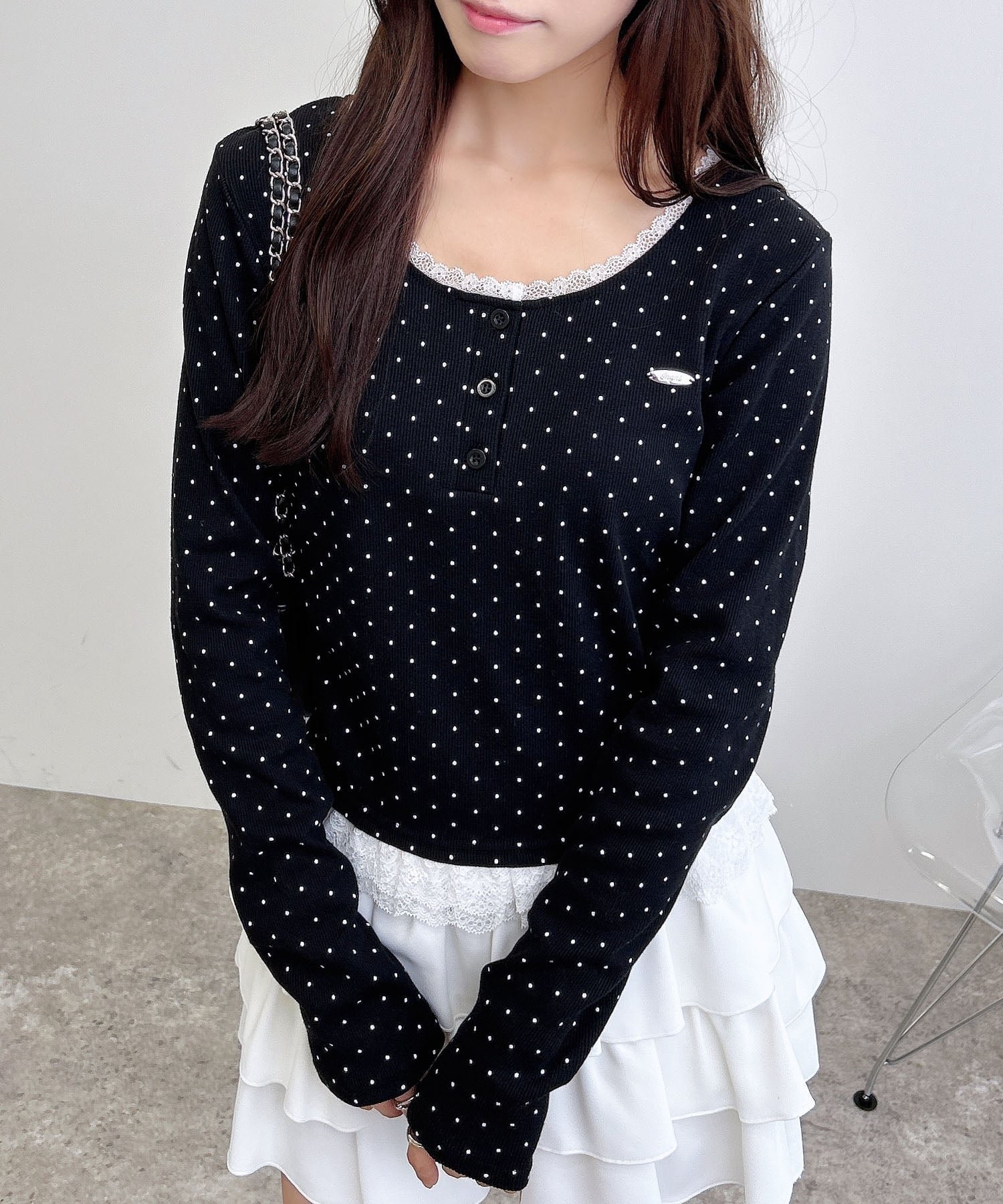 【イング/INGNI】のINGNI/ヘンリーNレース付プレートロゴ長袖リブドットTOPs インテリア・キッズ・メンズ・レディースファッション・服の通販 founy(ファニー) 　ファッション　Fashion　レディースファッション　Fashion for Women　トップス・カットソー　Cut & Sew Tops　カットソー　Cut and Sewn Top　コンパクト　Compact, Small Size　ジャケット　Jacket, Outerwear　スマホ　Smartphone, Mobile Device　ドット　Polka Dot, Dot Pattern　プレート　Plate, Dish　レース　Lace, Lace Fabric　長袖　Long Sleeve, Full Sleeve　クロ/オフホワイト|ID: prp329100004701362 ipo3291000000034204433