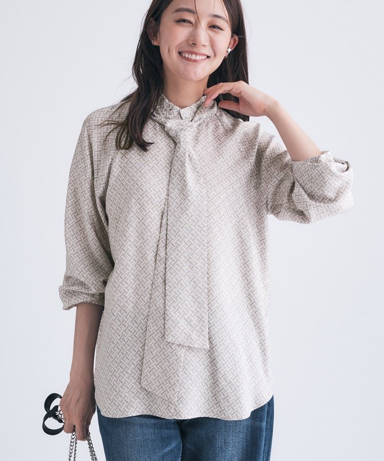 【インディヴィ/INDIVI】のジオメプリントボウタイブラウス インテリア・キッズ・メンズ・レディースファッション・服の通販 founy(ファニー) 　ファッション　Fashion　レディースファッション　Fashion for Women　トップス・カットソー　Cut & Sew Tops　シャツ・ブラウス・オフィスカジュアル　Elegant Blouses & Button-Ups　おすすめ　Recommended / Our Picks　インナー　Innerwear　クラシカル　Classical, Vintage-Inspired　スマート　Smart, Elegant　ツイル　Twist, Twisted Detail　トレンド　Trend, Trending Now　フリル　Frill, Ruffle　プリント　Print, Printed Pattern　ボトム　Bottoms, Lower Wear　秋　Autumn　グレージュ|ID: prp329100004702090 ipo3291000000034077871
