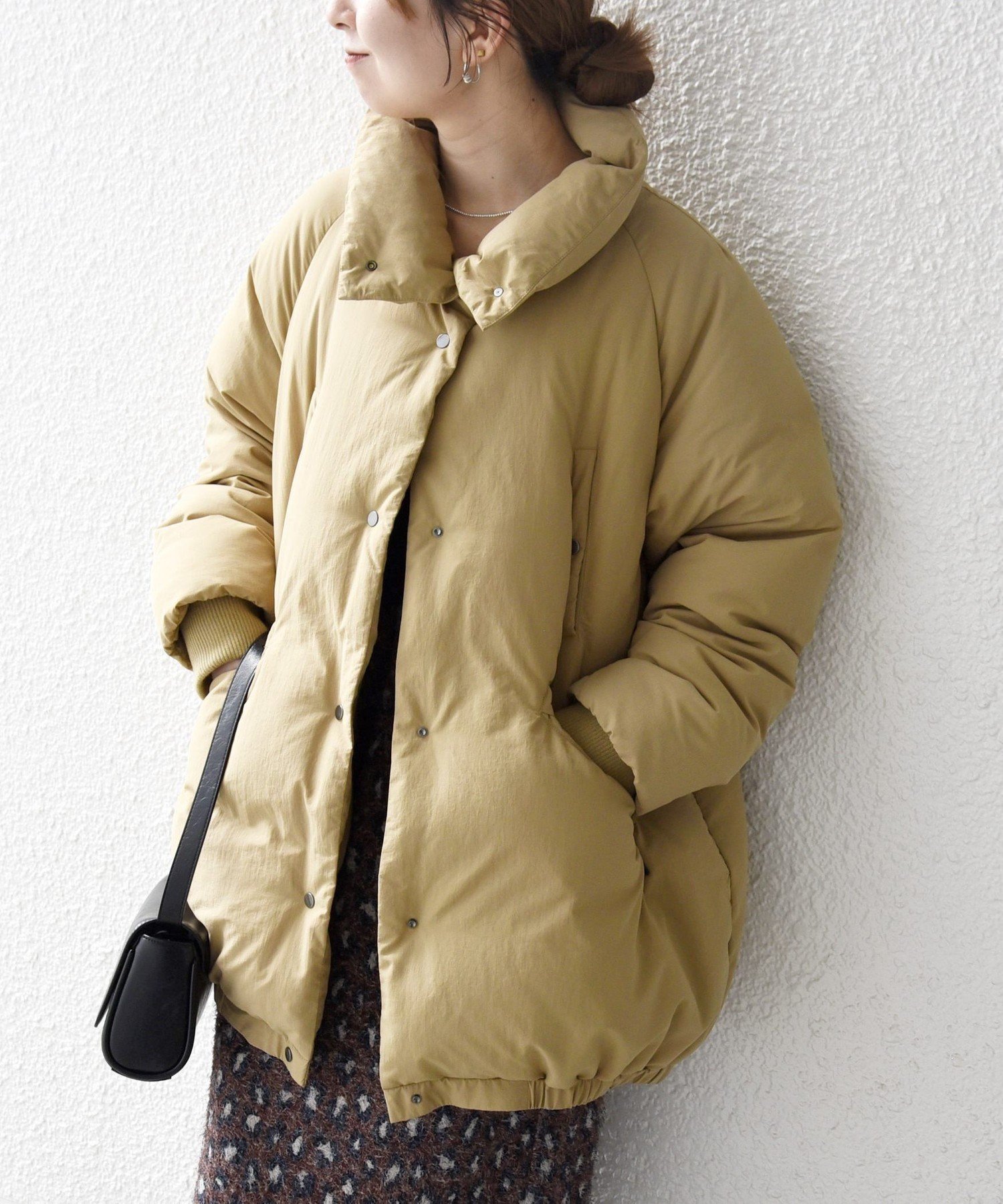 【シップス フォー ウィメン/SHIPS】のSHIPS any ナイロン スタンドカラー ダウン コクーン コート インテリア・キッズ・メンズ・レディースファッション・服の通販 founy(ファニー) ファッション Fashion レディースファッション Fashion for Women アウター Coat / Outerwear Collection コート・ロングコート・ピーコート Long Coats, Peacoats & More ギャザー Gathered, Ruffled コクーン Cocoon, Cocoon Silhouette シンプル Simple, Minimal スタンド Stand Collar, Upright Stand スリーブ Sleeve, Long Sleeve / Short Sleeve ダウン Down, Puffer フェザー Feather, Feather Detail フロント Front, Front Design ボトム Bottoms, Lower Wear ポケット Pocket, Pocket Detail 防寒 Cold Protection, Winter-Ready ミドル Middle Length, Mid Height おすすめ Recommended / Our Picks 2025年 2025 2025-2026秋冬・A/W Autumn/Winter 2025–26 AW25–26 ベージュ|ID: prp329100004702286 ipo3291000000034472034