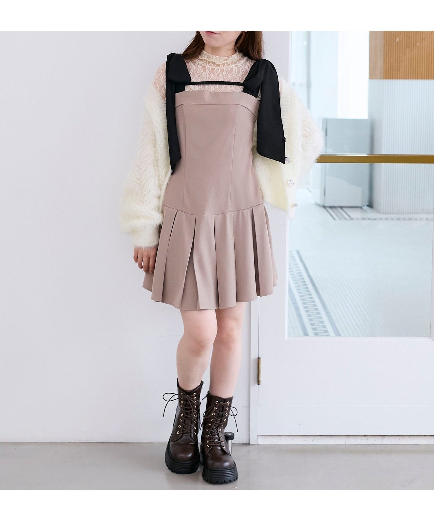 【マジェスティック レゴン/MAJESTIC LEGON】のショルダーリボンミニワンピース インテリア・キッズ・メンズ・レディースファッション・服の通販 founy(ファニー) 　ファッション　Fashion　レディースファッション　Fashion for Women　ワンピース　Dresses　シャーリング　Shirring, Ruched　ショルダー　Shoulder, Shoulder Strap　ダウン　Down, Puffer　フィット　Fit, Slim Fit　リボン　Ribbon, Bow　楽ちん　Easy Fit, Comfortable　再入荷　Restock / Back in Stock　ベージュ|ID: prp329100004702301 ipo3291000000033953836