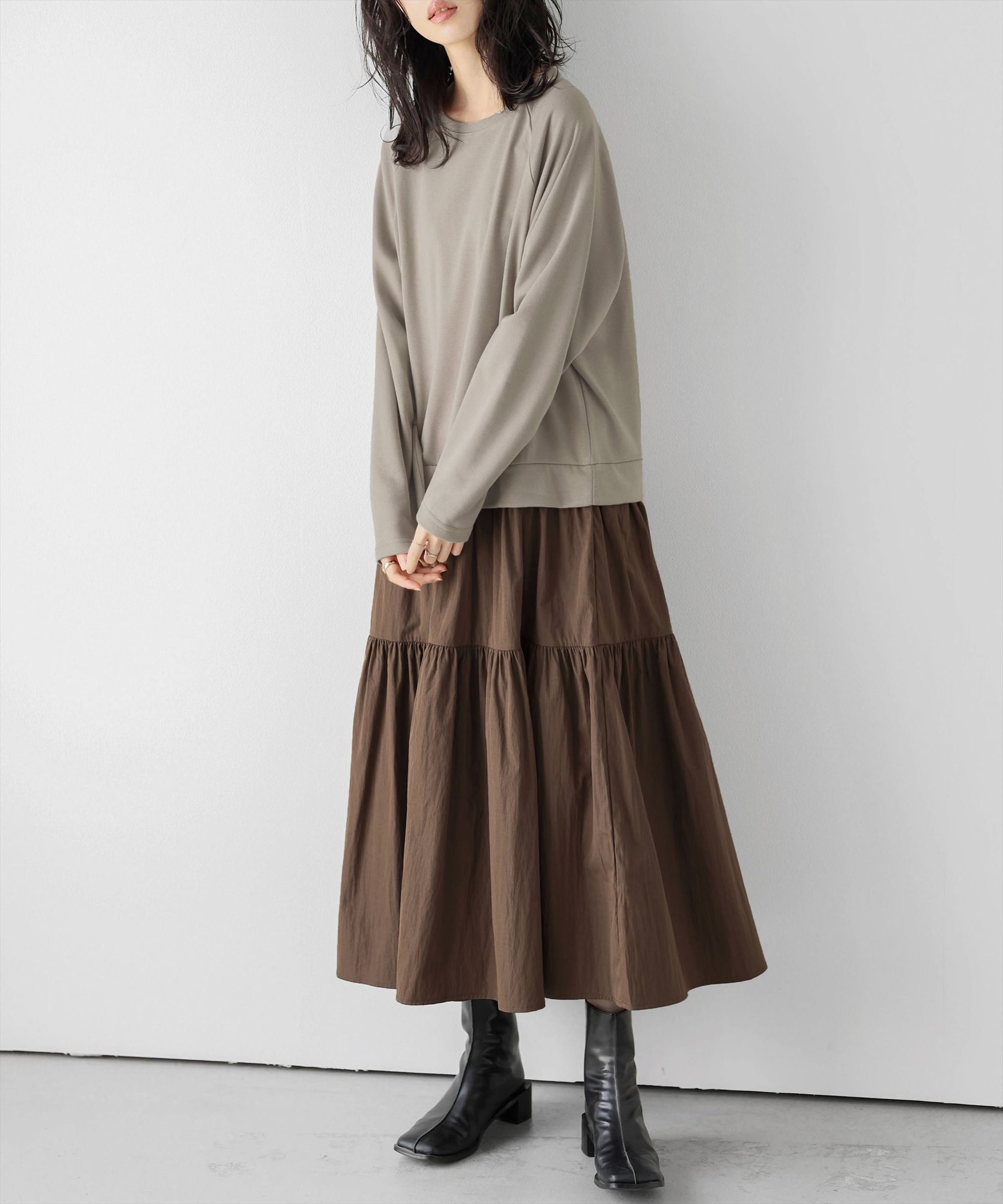【ラジュール/Lajour】のプルオーバードッキングワンピース インテリア・キッズ・メンズ・レディースファッション・服の通販 founy(ファニー) 　ファッション　Fashion　レディースファッション　Fashion for Women　ワンピース　Dresses　エレガント 上品　Elegant　シンプル　Simple, Minimal　スウェット / スエット　Sweatshirt, Sweatwear　ティアードスカート　Tiered Skirt, Flounced Skirt　ドッキング　Docking, Mixed Material　ベージュ|ID: prp329100004702442 ipo3291000000034331890