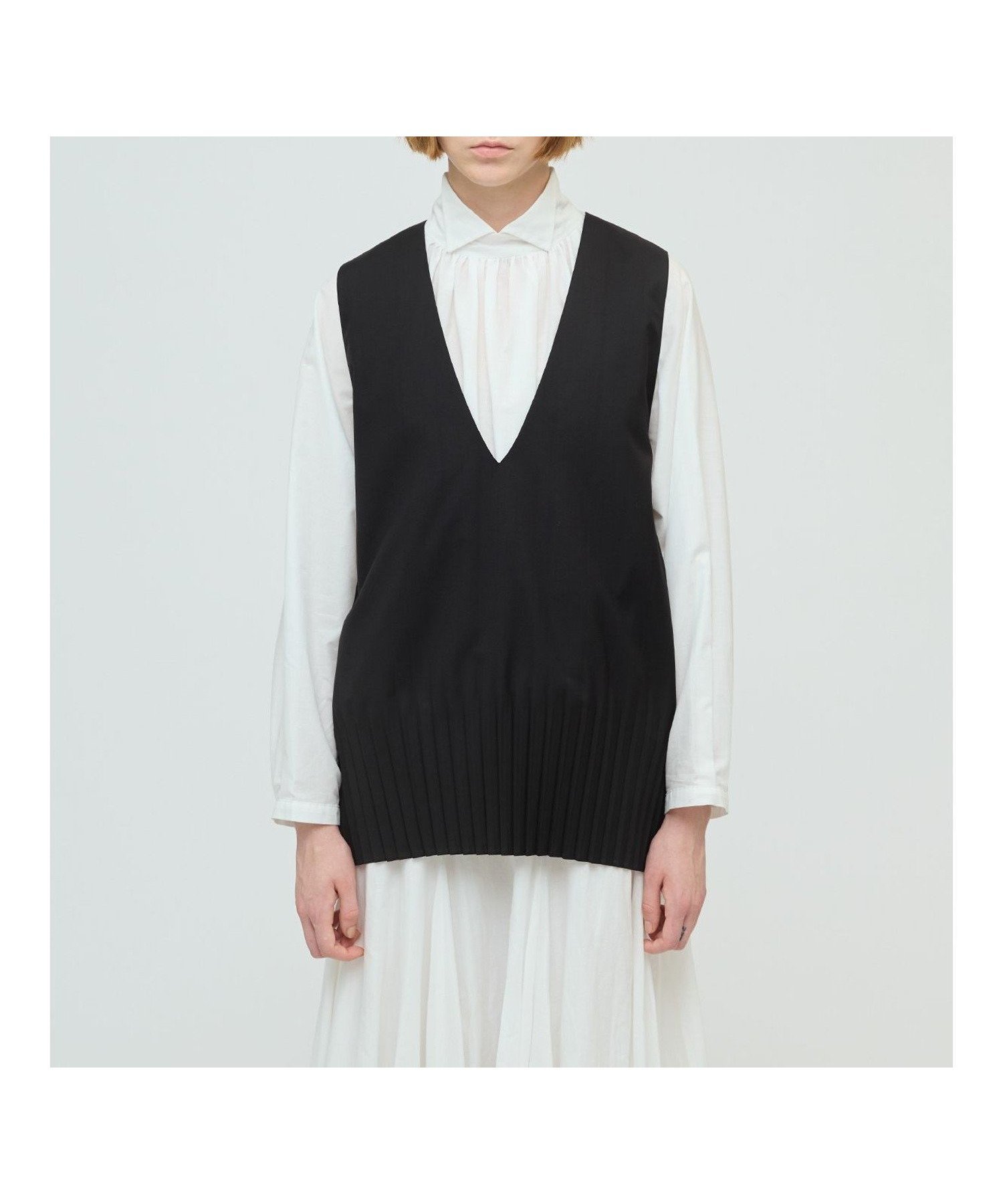 【マーコート/MARcourt】のmizuiro ind プリーツヘムVネックベスト インテリア・キッズ・メンズ・レディースファッション・服の通販 founy(ファニー) 　ファッション　Fashion　レディースファッション　Fashion for Women　アウター　Coat / Outerwear Collection　トップス・カットソー　Cut & Sew Tops　ベスト&ジレ / 重ね着スタイル　Vests & Gilets　Vネックトップス　V-Neck Tops / V-Cut Neckline Shirts　インナー　Innerwear　ノースリーブ　Sleeveless, No-Sleeve　プリーツ　Pleats, Pleated　ベスト　Vest, Waistcoat　ポケット　Pocket, Pocket Detail　エレガント 上品　Elegant　夏　Summer　無地　Plain, Solid Color　秋　Autumn　ブラック|ID: prp329100004702662 ipo3291000000034585938
