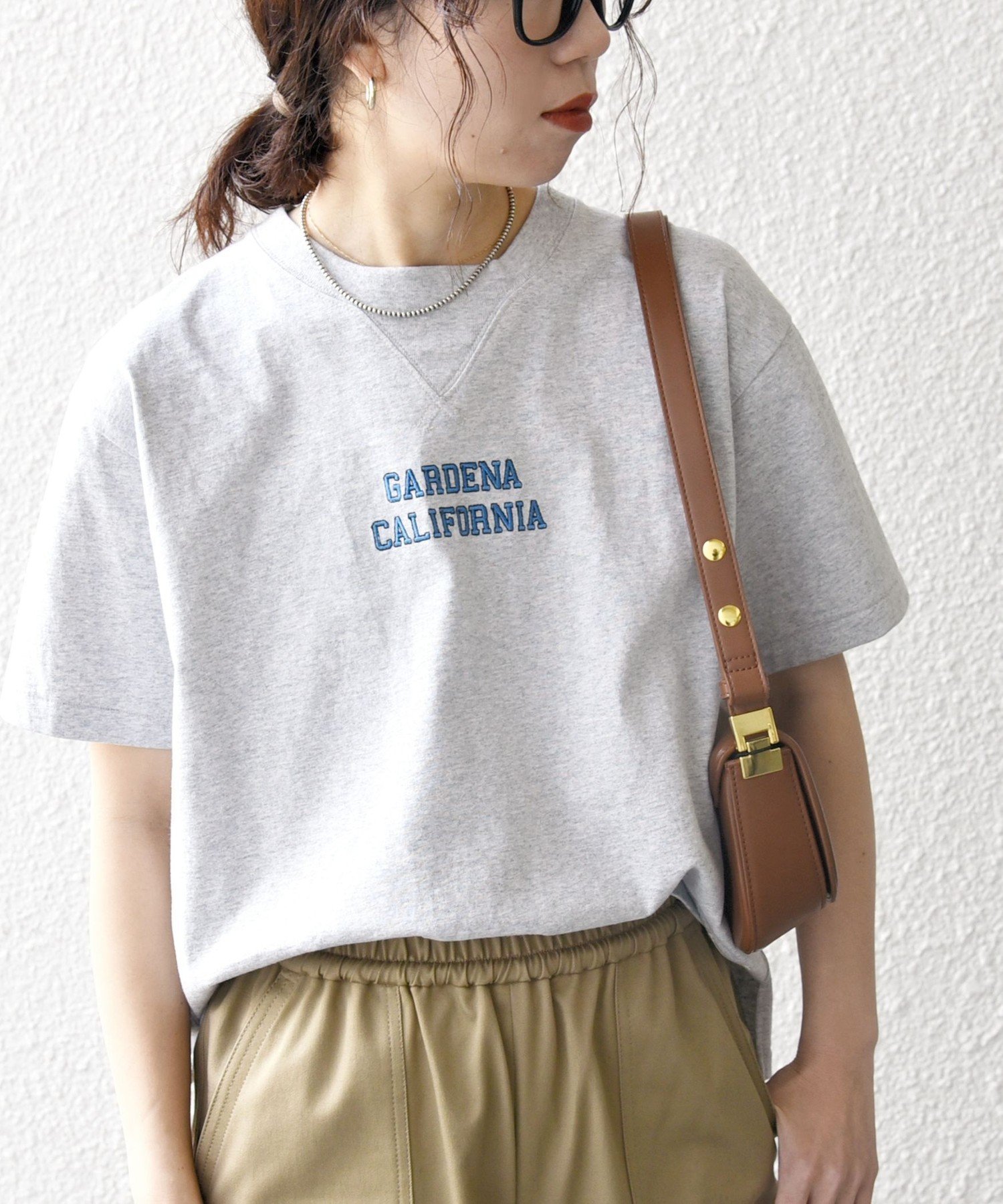 【シップス フォー ウィメン/SHIPS】の【SHIPS any別注】Collegiate Pacific 洗濯機可能 V ガゼット プリント 刺繍 Tシャツ 25SS インテリア・キッズ・メンズ・レディースファッション・服の通販 founy(ファニー) 　ファッション　Fashion　レディースファッション　Fashion for Women　トップス・カットソー　Cut & Sew Tops　シャツ・ブラウス・オフィスカジュアル　Elegant Blouses & Button-Ups　ロングTシャツ・Tシャツ　Longline T-Shirts & Tees　カラフル　Colorful Design　スポーティ　Sporty, Casual Athletic　フェルト　Felt, Felt Fabric　プリント　Print, Printed Pattern　別注　Limited Edition, Custom Order　犬　Dog　2025年　2025　2025春夏・S/S　Spring/Summer 2025 SS25　ライトグレー|ID: prp329100004702755 ipo3291000000033997698