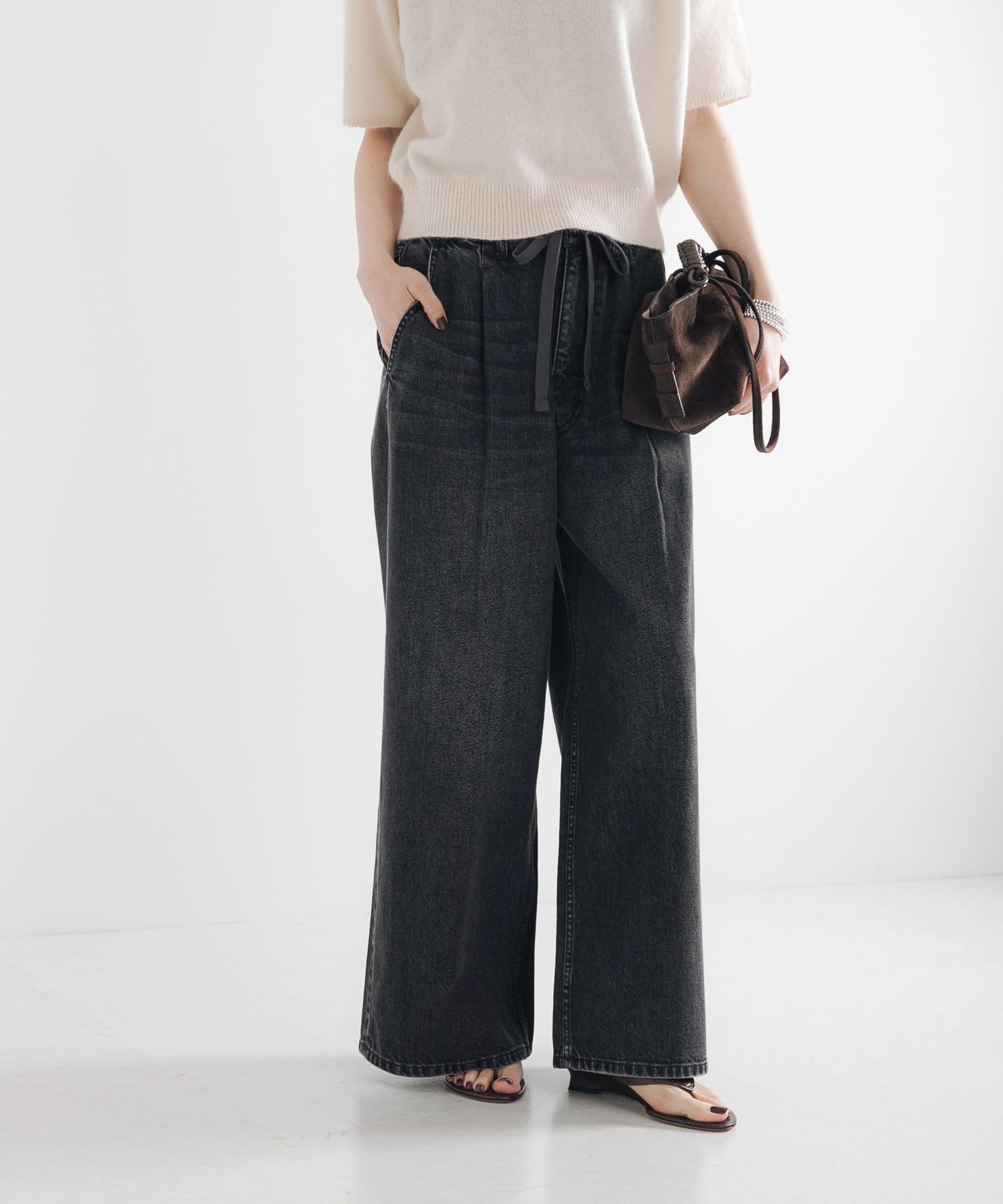 【アーバンリサーチ/URBAN RESEARCH】のデニムイージーワイドパンツ インテリア・キッズ・メンズ・レディースファッション・服の通販 founy(ファニー) 　ファッション　Fashion　レディースファッション　Fashion for Women　パンツ　Pants & Trousers　2025年　2025　2025-2026秋冬・A/W　Autumn/Winter 2025–26 AW25–26　冬　Winter / This Winter　おすすめ　Recommended / Our Picks　シューズ　Shoes, Footwear　シンプル　Simple, Minimal　スニーカー　Sneakers, Trainers　デニム　Denim, Jeans Material　フロント　Front, Front Design　リラックス　Relax, Relaxed Fit　ルーズ　Loose, Oversized　ワイド　Wide, Wide Fit　A/W・秋冬　Autumn/Winter　ブラック|ID: prp329100004703152 ipo3291000000034126320