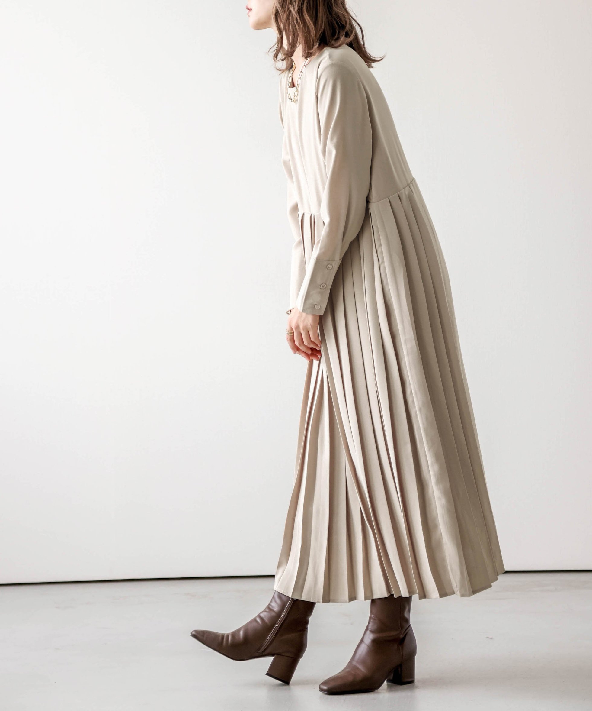 【ラジュール/Lajour】のプリーツカラーワンピース インテリア・キッズ・メンズ・レディースファッション・服の通販 founy(ファニー) 　ファッション　Fashion　レディースファッション　Fashion for Women　ワンピース　Dresses　なめらか　Smooth, Silky Texture　プリーツ　Pleats, Pleated　オフベージュ|ID: prp329100004703850 ipo3291000000033967601