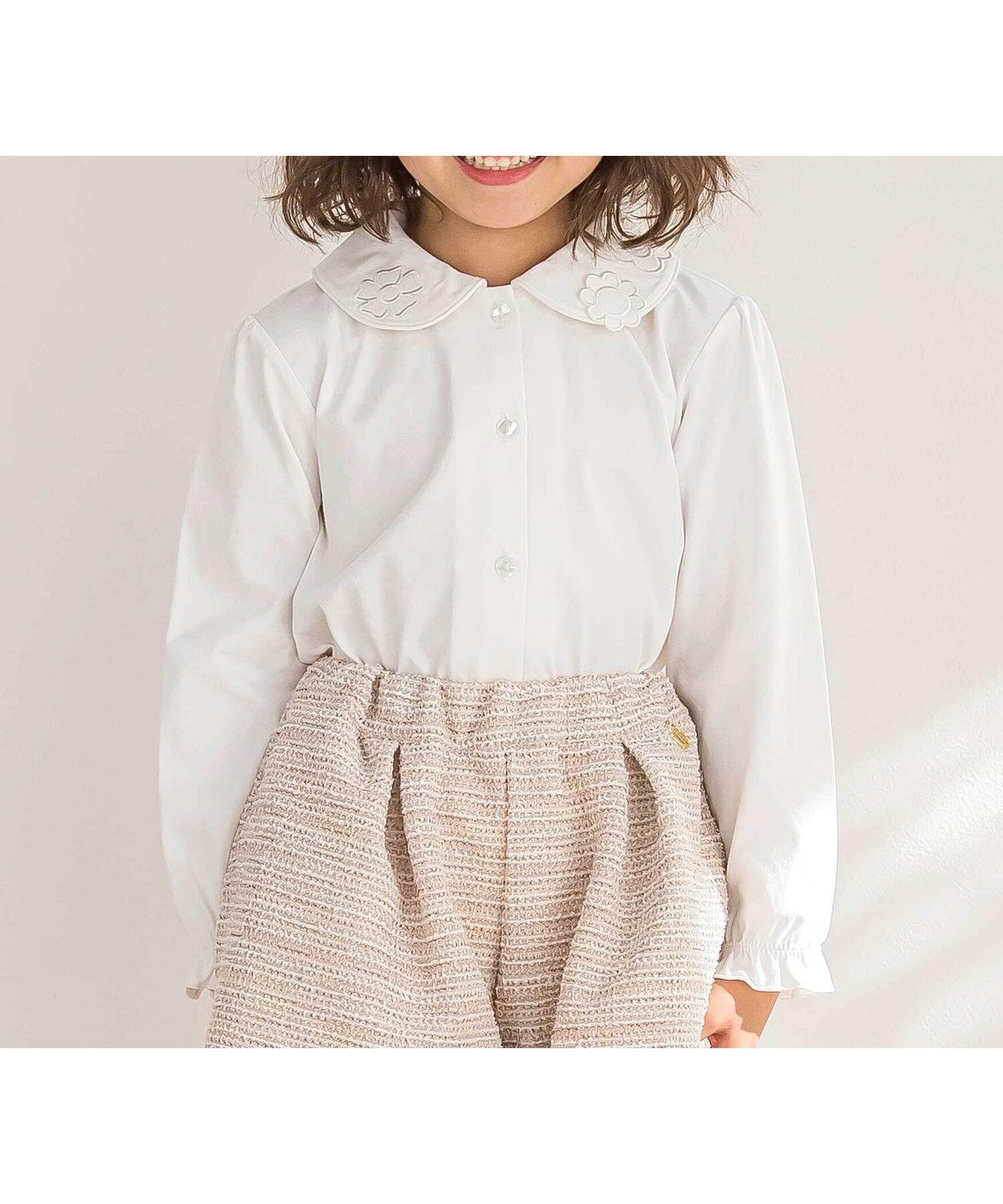 【ベベ オンライン ストア/BEBE ONLINE STORE / KIDS】の【店舗限定】襟付き花ワッペン刺しゅう天竺長袖ブラウス(95~150cm) インテリア・キッズ・メンズ・レディースファッション・服の通販 founy(ファニー) 　ファッション　Fashion　キッズファッション　Fashion for Kids　ガーリー　Girly, Feminine Style　キュロット　Culottes, Wide Shorts　ギャザー　Gathered, Ruffled　スタンダード　Standard, Basic　トレンド　Trend, Trending Now　長袖　Long Sleeve, Full Sleeve　A/W・秋冬　Autumn/Winter　おすすめ　Recommended / Our Picks　エレガント 上品　Elegant　2025年　2025　2025-2026秋冬・A/W　Autumn/Winter 2025–26 AW25–26　ホワイト|ID: prp329100004704181 ipo3291000000034054264