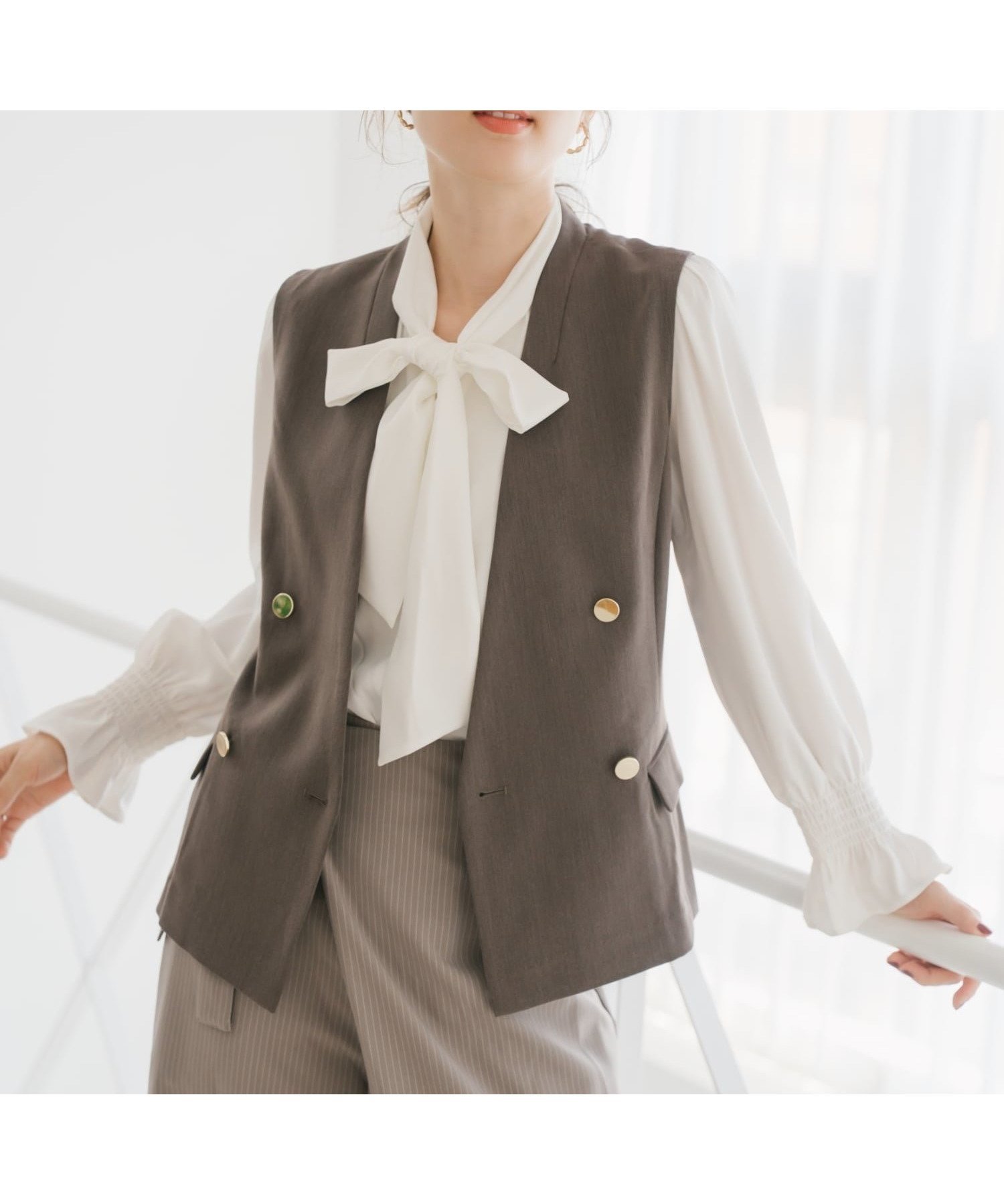 【ミッシュマッシュ/MISCH MASCH】のMM548101 ボウタイシャーリングブラウス インテリア・キッズ・メンズ・レディースファッション・服の通販 founy(ファニー) 　ファッション　Fashion　レディースファッション　Fashion for Women　トップス・カットソー　Cut & Sew Tops　シャツ・ブラウス・オフィスカジュアル　Elegant Blouses & Button-Ups　シャーリング　Shirring, Ruched　フィット　Fit, Slim Fit　フェミニン　Feminine, Girly　ホワイト|ID: prp329100004704182 ipo3291000000033970482