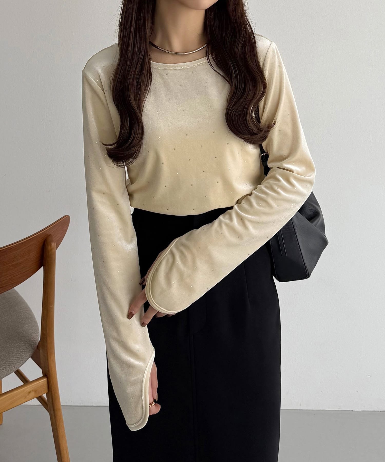 【ジュノア/JUNOAH】のcallautia バックオープンストーンベロアカットソー インテリア・キッズ・メンズ・レディースファッション・服の通販 founy(ファニー) 　ファッション　Fashion　レディースファッション　Fashion for Women　トップス・カットソー　Cut & Sew Tops　カットソー・ベーシックTシャツ　Cut-and-Sewn Tops / Stretch Tees & Basics　ベロアトップス　Velour Tops / Velvet-Look Items　ライトベージュ|ID: prp329100004705004 ipo3291000000033977079