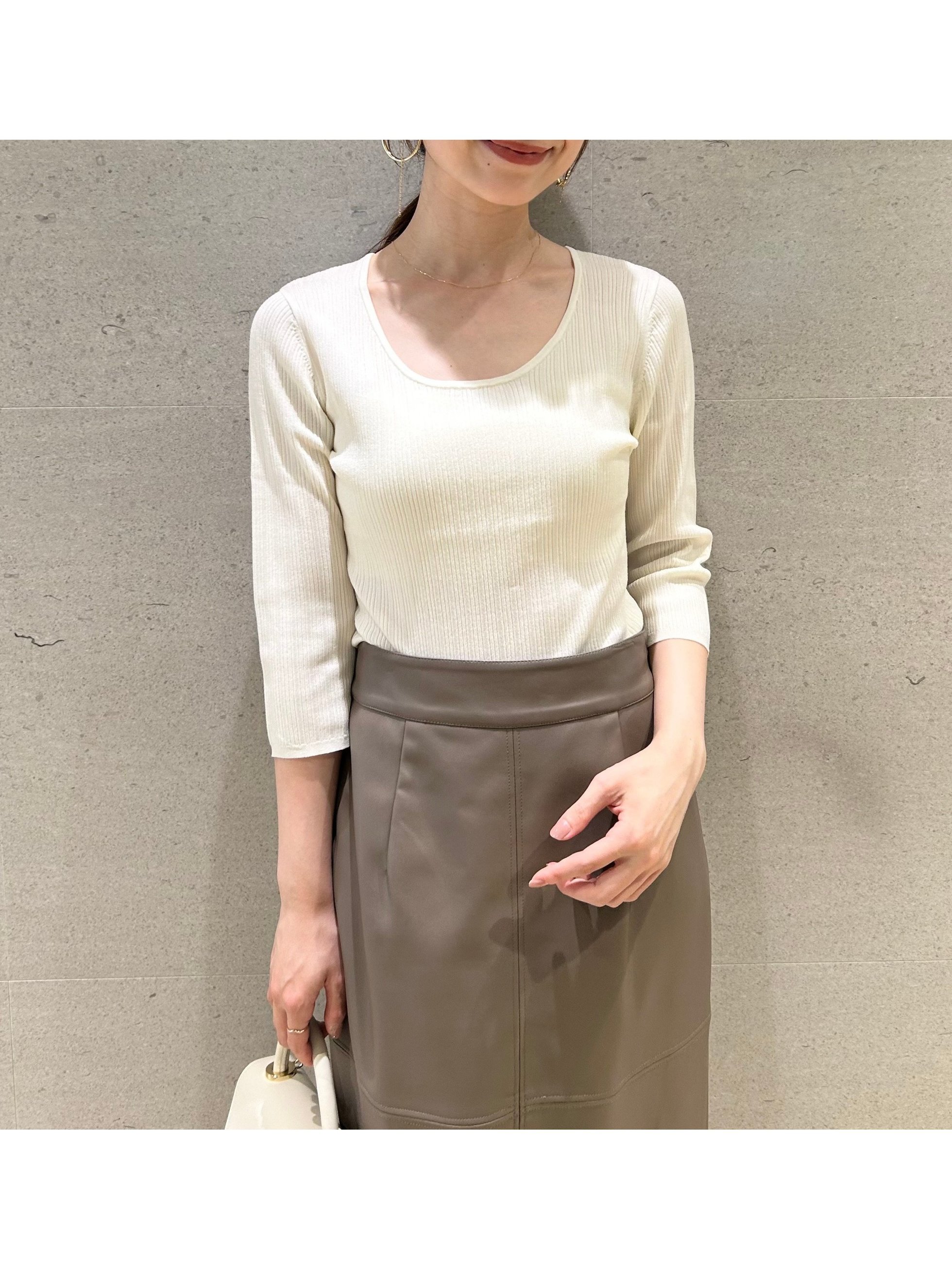 【スナイデル/SNIDEL】のUネックシンプルリブニットプルオーバー 人気、トレンドファッション・服の通販 founy(ファニー) 　ファッション　Fashion　レディースファッション　Fashion for Women　トップス・カットソー　Cut & Sew Tops　ニット　Knit Tops & Sweaters　カジュアルプルオーバー・ニットトップス　Pullovers & Knit Tops / Casual Pullovers　シルバー　Silver, Metallic Silver　ジャケット　Jacket, Outerwear　ストレート　Straight, Straight Cut　スマート　Smart, Elegant　フィット　Fit, Slim Fit　フォルム　Silhouette, Form　ベーシック　Basic, Essential　リュクス　Luxury, Elegant, High-End, Chic　おすすめ　Recommended / Our Picks　 other-1|ID: prp329100004705352 ipo3291000000033981401