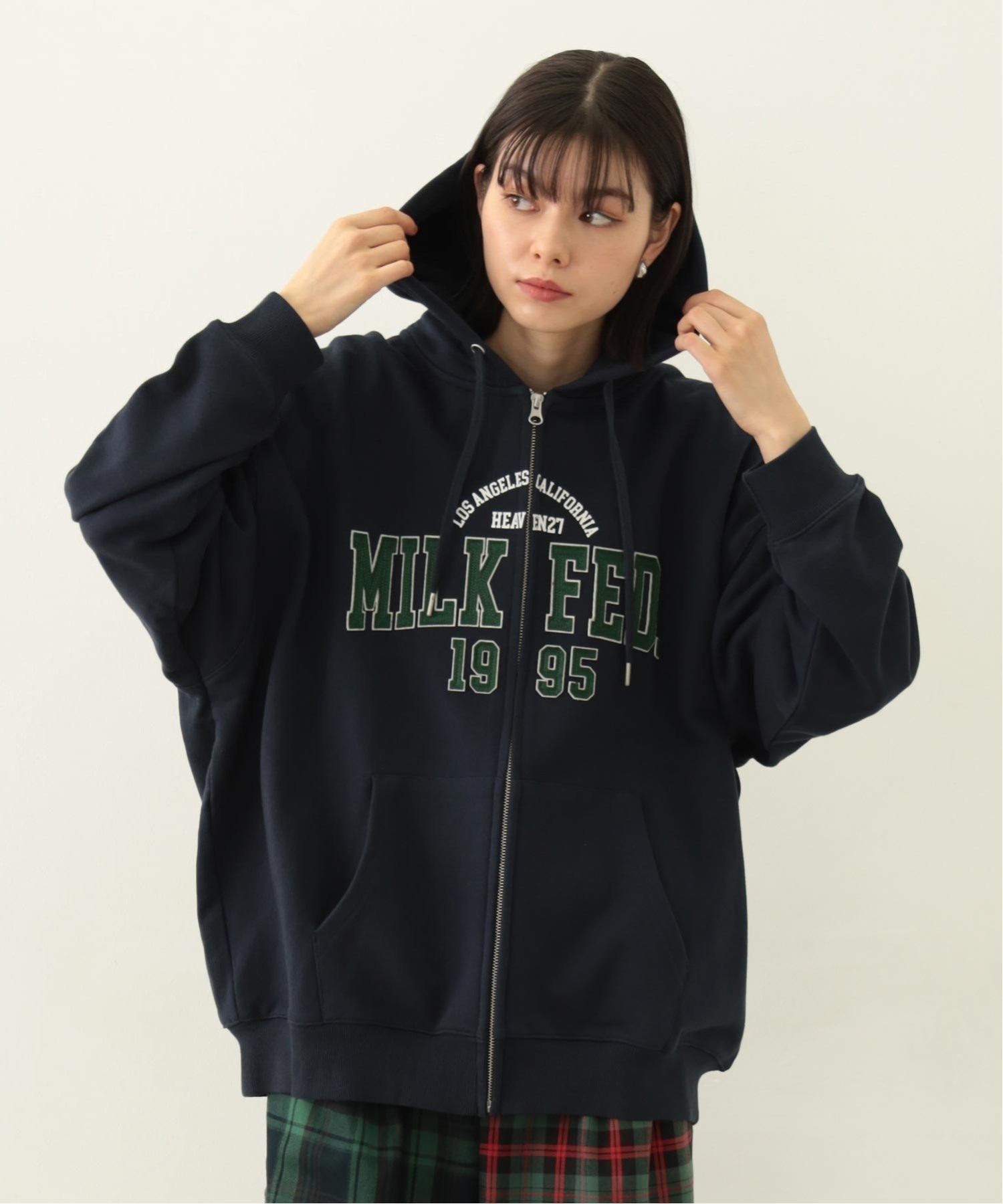 【ミルクフェド/MILKFED.】のCOLLEGE PATCH ZIP UP HOODIE MILKFED. インテリア・キッズ・メンズ・レディースファッション・服の通販 founy(ファニー) 　ファッション　Fashion　レディースファッション　Fashion for Women　おすすめ　Recommended / Our Picks　ガーリー　Girly, Feminine Style　チェック　Check, Plaid, Tartan　パーカー　Hoodie, Parka　フェルト　Felt, Felt Fabric　フリル　Frill, Ruffle　フロント　Front, Front Design　リラックス　Relax, Relaxed Fit　ロング　Long, Long-Length　NAVY|ID: prp329100004706030 ipo3291000000034043288