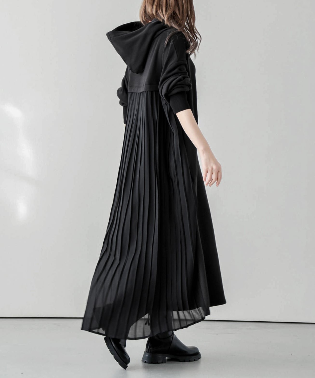 【ラジュール/Lajour】のフードプリーツワンピース インテリア・キッズ・メンズ・レディースファッション・服の通販 founy(ファニー) 　ファッション　Fashion　レディースファッション　Fashion for Women　ワンピース　Dresses　シフォン　Chiffon, Lightweight Fabric　スウェット / スエット　Sweatshirt, Sweatwear　トレンド　Trend, Trending Now　プリーツ　Pleats, Pleated　人気　Popular, Best Seller　楽ちん　Easy Fit, Comfortable　ブラック|ID: prp329100004706294 ipo3291000000034313395