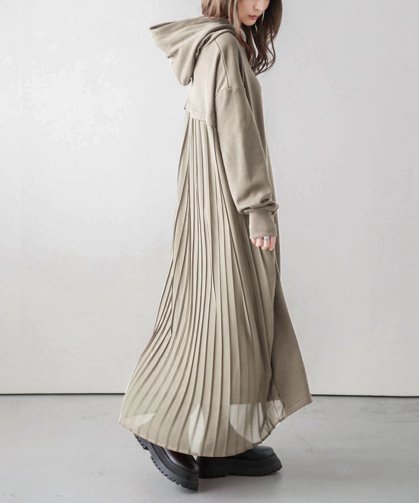 【ラジュール/Lajour】のフードプリーツワンピース インテリア・キッズ・メンズ・レディースファッション・服の通販 founy(ファニー) 　ファッション　Fashion　レディースファッション　Fashion for Women　ワンピース　Dresses　シフォン　Chiffon, Lightweight Fabric　スウェット / スエット　Sweatshirt, Sweatwear　トレンド　Trend, Trending Now　プリーツ　Pleats, Pleated　人気　Popular, Best Seller　楽ちん　Easy Fit, Comfortable　グレージュ|ID: prp329100004706294 ipo3291000000034313400