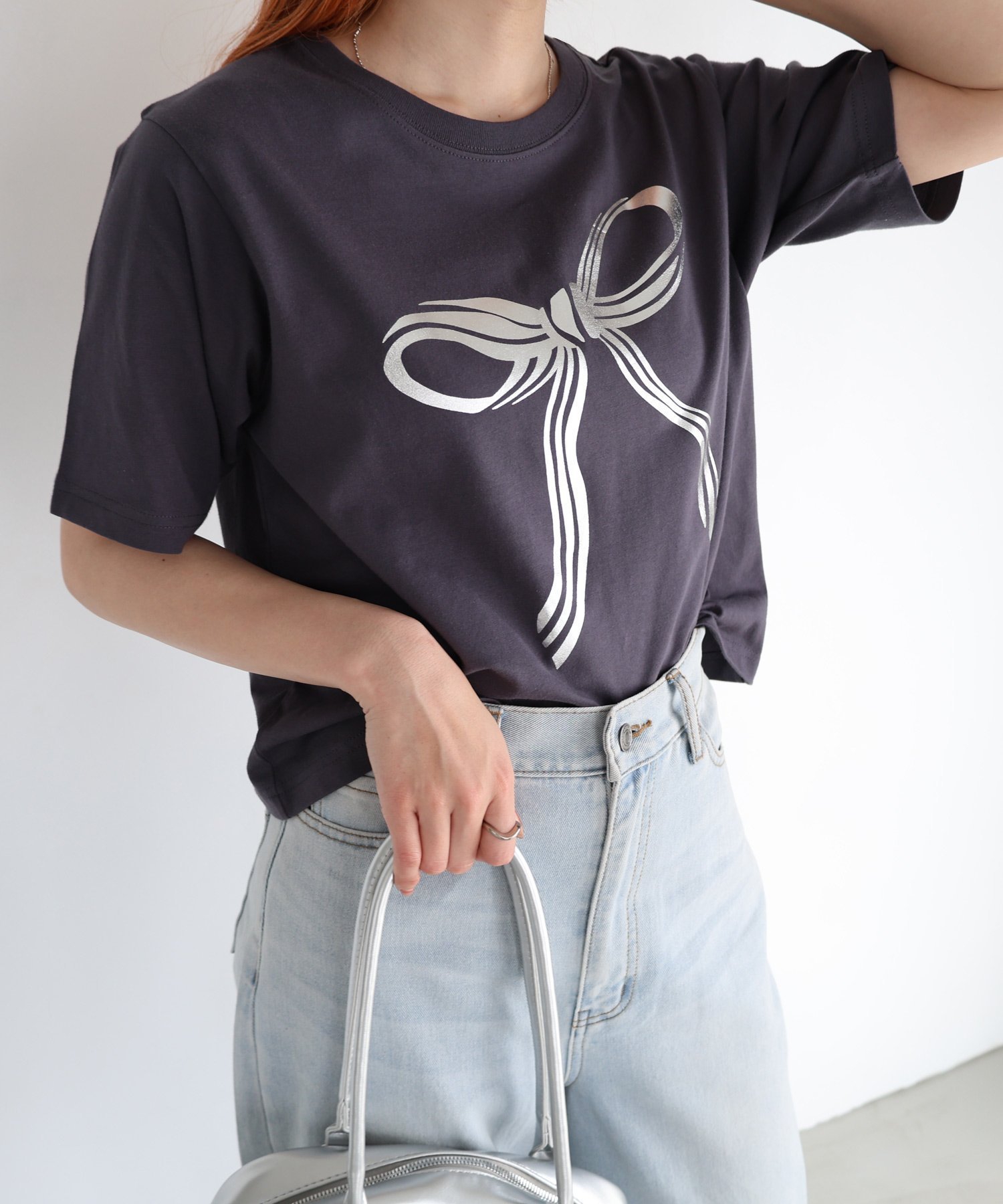 【アンドミー/andme】のBIG リボン プリント ショート丈 半袖 Tシャツ Freesia Freesia インテリア・キッズ・メンズ・レディースファッション・服の通販 founy(ファニー) 　ファッション　Fashion　レディースファッション　Fashion for Women　トップス・カットソー　Cut & Sew Tops　シャツ・ブラウス・オフィスカジュアル　Elegant Blouses & Button-Ups　ロングTシャツ・Tシャツ　Longline T-Shirts & Tees　コンパクト　Compact, Small Size　ショート　Short, Short Length　シルバー　Silver, Metallic Silver　シンプル　Simple, Minimal　デニム　Denim, Jeans Material　トレンド　Trend, Trending Now　バランス　Balance, Style Balance　プリント　Print, Printed Pattern　半袖　Short Sleeve, Half Sleeve　リボン　Ribbon, Bow　おすすめ　Recommended / Our Picks　スミクロ|ID: prp329100004707276 ipo3291000000033998244