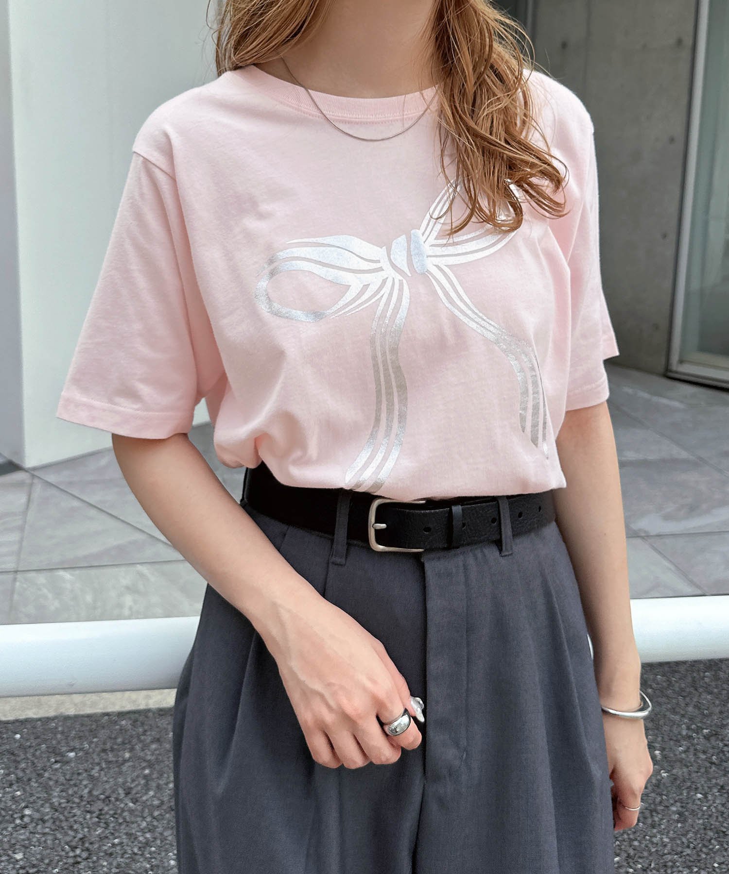【アンドミー/andme】のBIG リボン プリント ショート丈 半袖 Tシャツ Freesia Freesia インテリア・キッズ・メンズ・レディースファッション・服の通販 founy(ファニー) 　ファッション　Fashion　レディースファッション　Fashion for Women　トップス・カットソー　Cut & Sew Tops　シャツ・ブラウス・オフィスカジュアル　Elegant Blouses & Button-Ups　ロングTシャツ・Tシャツ　Longline T-Shirts & Tees　コンパクト　Compact, Small Size　ショート　Short, Short Length　シルバー　Silver, Metallic Silver　シンプル　Simple, Minimal　デニム　Denim, Jeans Material　トレンド　Trend, Trending Now　バランス　Balance, Style Balance　プリント　Print, Printed Pattern　半袖　Short Sleeve, Half Sleeve　リボン　Ribbon, Bow　おすすめ　Recommended / Our Picks　ピンク|ID: prp329100004707276 ipo3291000000033998246