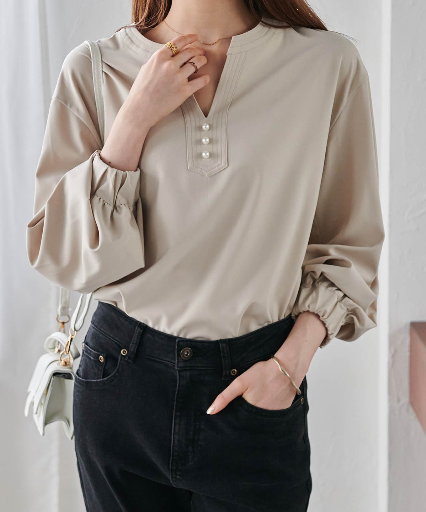 【ラナン/Ranan】のパールキーネック長袖ブラウス インテリア・キッズ・メンズ・レディースファッション・服の通販 founy(ファニー) 　ファッション　Fashion　レディースファッション　Fashion for Women　トップス・カットソー　Cut & Sew Tops　シャツ・ブラウス・オフィスカジュアル　Elegant Blouses & Button-Ups　パール　Pearl, Pearl Accent　長袖　Long Sleeve, Full Sleeve　グレージュ|ID: prp329100004707279 ipo3291000000033998305