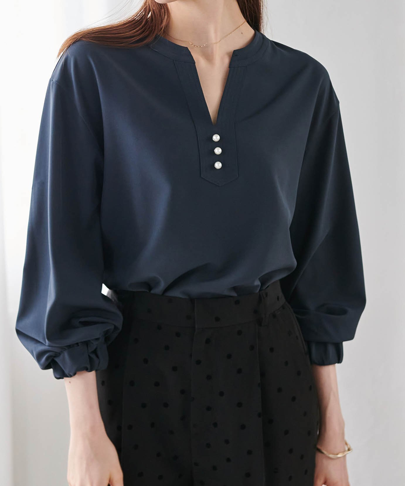 【ラナン/Ranan】のパールキーネック長袖ブラウス インテリア・キッズ・メンズ・レディースファッション・服の通販 founy(ファニー) 　ファッション　Fashion　レディースファッション　Fashion for Women　トップス・カットソー　Cut & Sew Tops　シャツ・ブラウス・オフィスカジュアル　Elegant Blouses & Button-Ups　パール　Pearl, Pearl Accent　長袖　Long Sleeve, Full Sleeve　ネイビー|ID: prp329100004707279 ipo3291000000033998308