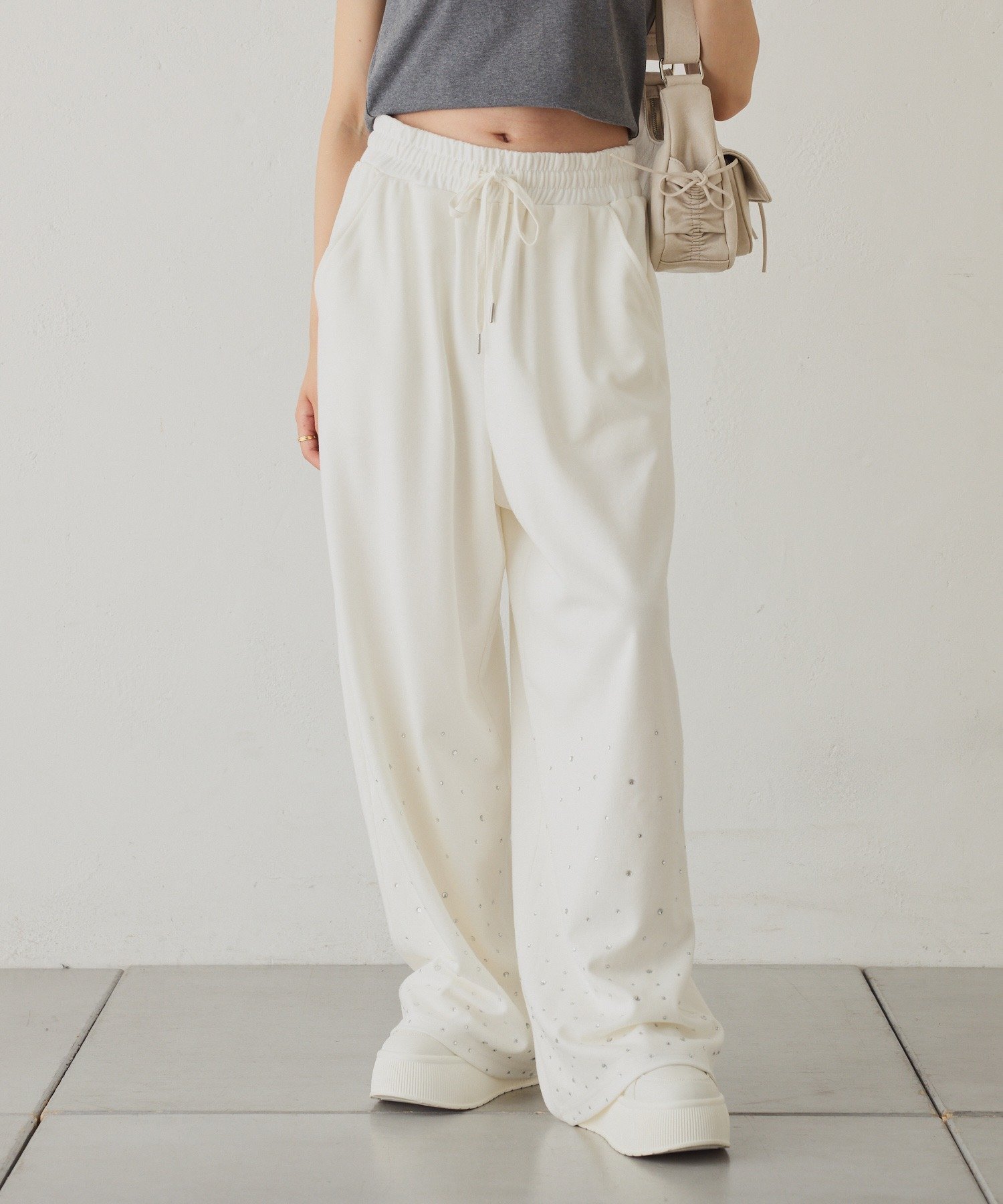 【ナイスクラップ/NICE CLAUP】の裾ビジューカットパンツ インテリア・キッズ・メンズ・レディースファッション・服の通販 founy(ファニー) 　ファッション　Fashion　レディースファッション　Fashion for Women　パンツ　Pants & Trousers　2025年　2025　2025-2026秋冬・A/W　Autumn/Winter 2025–26 AW25–26　おすすめ　Recommended / Our Picks　クロップド　Cropped, Short Length　コンパクト　Compact, Small Size　サンダル　Sandals, Summer Shoes　シンプル　Simple, Minimal　スウェット / スエット　Sweatshirt, Sweatwear　スニーカー　Sneakers, Trainers　セットアップ　Set-Up, Coordinated Outfit　タンク　Tank Top, Sleeveless Top　バランス　Balance, Style Balance　ビジュー　Bijou, Jewel-like Accent　フェミニン　Feminine, Girly　リラックス　Relax, Relaxed Fit　レース　Lace, Lace Fabric　ワイド　Wide, Wide Fit　楽ちん　Easy Fit, Comfortable　オフホワイト|ID: prp329100004707333 ipo3291000000033998863