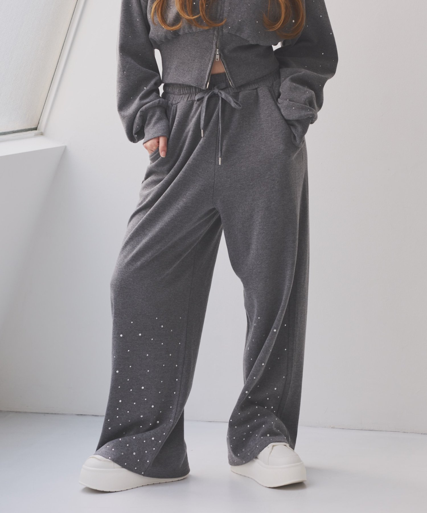 【ナイスクラップ/NICE CLAUP】の裾ビジューカットパンツ インテリア・キッズ・メンズ・レディースファッション・服の通販 founy(ファニー) 　ファッション　Fashion　レディースファッション　Fashion for Women　パンツ　Pants & Trousers　2025年　2025　2025-2026秋冬・A/W　Autumn/Winter 2025–26 AW25–26　おすすめ　Recommended / Our Picks　クロップド　Cropped, Short Length　コンパクト　Compact, Small Size　サンダル　Sandals, Summer Shoes　シンプル　Simple, Minimal　スウェット / スエット　Sweatshirt, Sweatwear　スニーカー　Sneakers, Trainers　セットアップ　Set-Up, Coordinated Outfit　タンク　Tank Top, Sleeveless Top　バランス　Balance, Style Balance　ビジュー　Bijou, Jewel-like Accent　フェミニン　Feminine, Girly　リラックス　Relax, Relaxed Fit　レース　Lace, Lace Fabric　ワイド　Wide, Wide Fit　楽ちん　Easy Fit, Comfortable　チャコールグレー|ID: prp329100004707333 ipo3291000000033998864