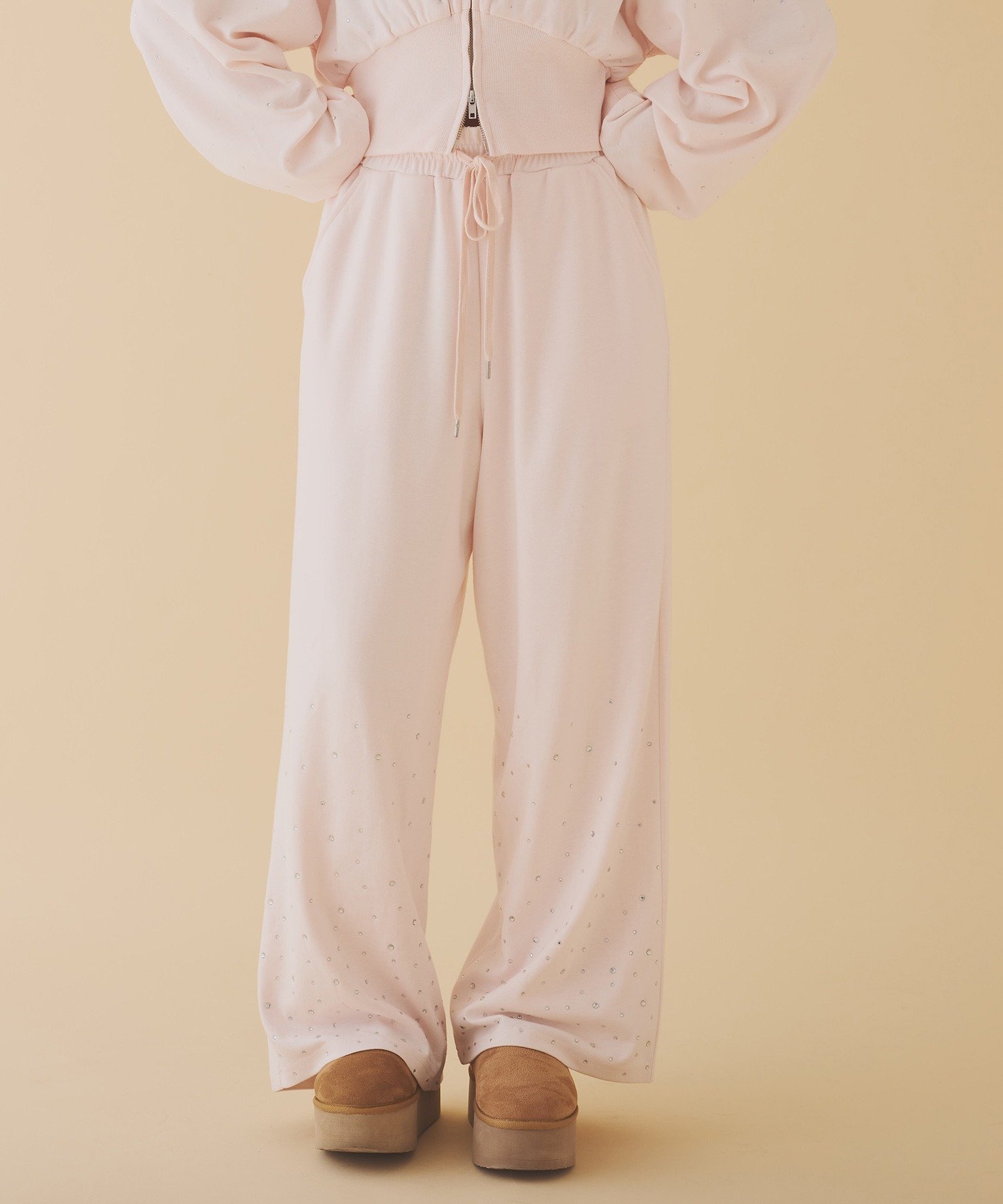 【ナイスクラップ/NICE CLAUP】の裾ビジューカットパンツ インテリア・キッズ・メンズ・レディースファッション・服の通販 founy(ファニー) 　ファッション　Fashion　レディースファッション　Fashion for Women　パンツ　Pants & Trousers　2025年　2025　2025-2026秋冬・A/W　Autumn/Winter 2025–26 AW25–26　おすすめ　Recommended / Our Picks　クロップド　Cropped, Short Length　コンパクト　Compact, Small Size　サンダル　Sandals, Summer Shoes　シンプル　Simple, Minimal　スウェット / スエット　Sweatshirt, Sweatwear　スニーカー　Sneakers, Trainers　セットアップ　Set-Up, Coordinated Outfit　タンク　Tank Top, Sleeveless Top　バランス　Balance, Style Balance　ビジュー　Bijou, Jewel-like Accent　フェミニン　Feminine, Girly　リラックス　Relax, Relaxed Fit　レース　Lace, Lace Fabric　ワイド　Wide, Wide Fit　楽ちん　Easy Fit, Comfortable　ピンク|ID: prp329100004707333 ipo3291000000033998865