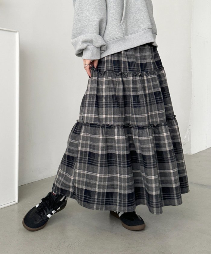 【アウトフィッター ラボ/Outfitter lab】のチェック柄ティアードロングスカート インテリア・キッズ・メンズ・レディースファッション・服の通販 founy(ファニー) https://founy.com/ ファッション Fashion レディースファッション Fashion for Women スカート Skirts ロングスカート Long Skirts / Maxi & Midi Skirts ウェーブ Wavy Pattern 厚底 Platform Shoes ガーリー Girly, Feminine Style シンプル Simple, Minimal ジャケット Jacket, Outerwear スウェット / スエット Sweatshirt, Sweatwear スニーカー Sneakers, Trainers チェック Check, Plaid, Tartan ティアードスカート Tiered Skirt, Flounced Skirt トレンド Trend, Trending Now 定番 Standard, Basic Item フレア Flare, Flared ロング Long, Long-Length 冬 Winter / This Winter A/W・秋冬 Autumn/Winter おすすめ Recommended / Our Picks エレガント 上品 Elegant |ID: prp329100004707401 ipo3291000000033999610