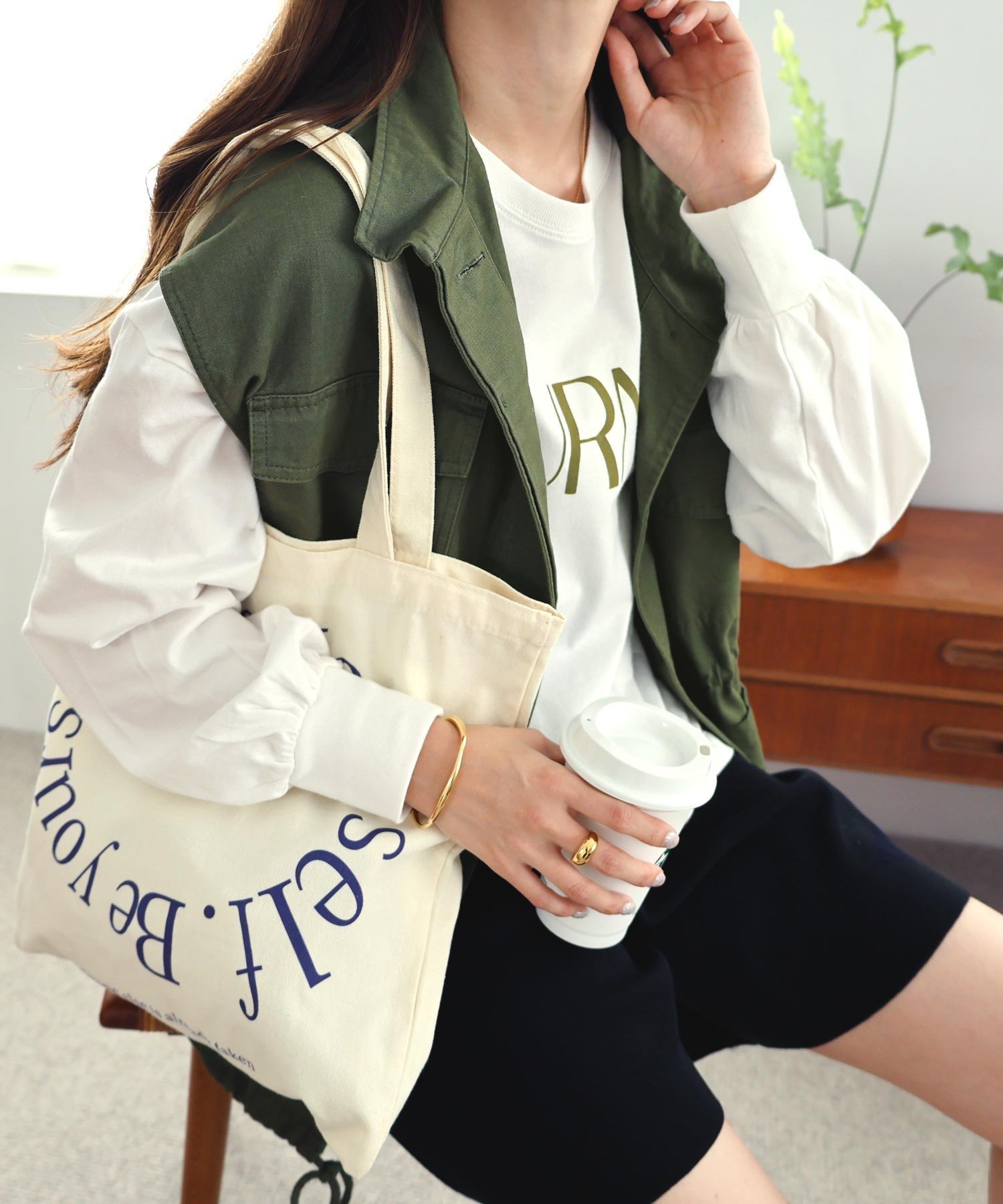 【アンドミー/andme】のフロッキー ロゴプリント ボリューム袖 長袖Tシャツ インテリア・キッズ・メンズ・レディースファッション・服の通販 founy(ファニー) 　ファッション　Fashion　レディースファッション　Fashion for Women　トップス・カットソー　Cut & Sew Tops　シャツ・ブラウス・オフィスカジュアル　Elegant Blouses & Button-Ups　ロングTシャツ・Tシャツ　Longline T-Shirts & Tees　ショルダー　Shoulder, Shoulder Strap　トレンド　Trend, Trending Now　ドロップ　Drop Shoulder, Dropped Style　長袖　Long Sleeve, Full Sleeve　バランス　Balance, Style Balance　フェルト　Felt, Felt Fabric　プリント　Print, Printed Pattern　ベーシック　Basic, Essential　ボーダー　Border, Stripe　無地　Plain, Solid Color　おすすめ　Recommended / Our Picks　オフホワイト×カーキ|ID: prp329100004707436 ipo3291000000033999889
