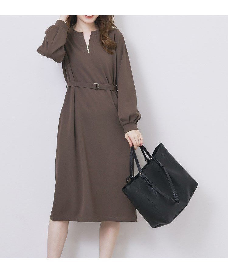 【インデックス/INDEX】のパール調ボタン付きキーネックワンピース【洗濯機OK】《S~3L》 インテリア・キッズ・メンズ・レディースファッション・服の通販 founy(ファニー) 　ファッション　Fashion　レディースファッション　Fashion for Women　ワンピース　Dresses　エレガント 上品　Elegant　シンプル　Simple, Minimal　ジョーゼット　Georgette, Semi-Sheer Fabric　ストレッチ　Stretch, Stretchy Fabric　スマート　Smart, Elegant　長袖　Long Sleeve, Full Sleeve　パール　Pearl, Pearl Accent　フィット　Fit, Slim Fit　フロント　Front, Front Design　ポケット　Pocket, Pocket Detail　トープ|ID: prp329100004707437 ipo3291000000034622439