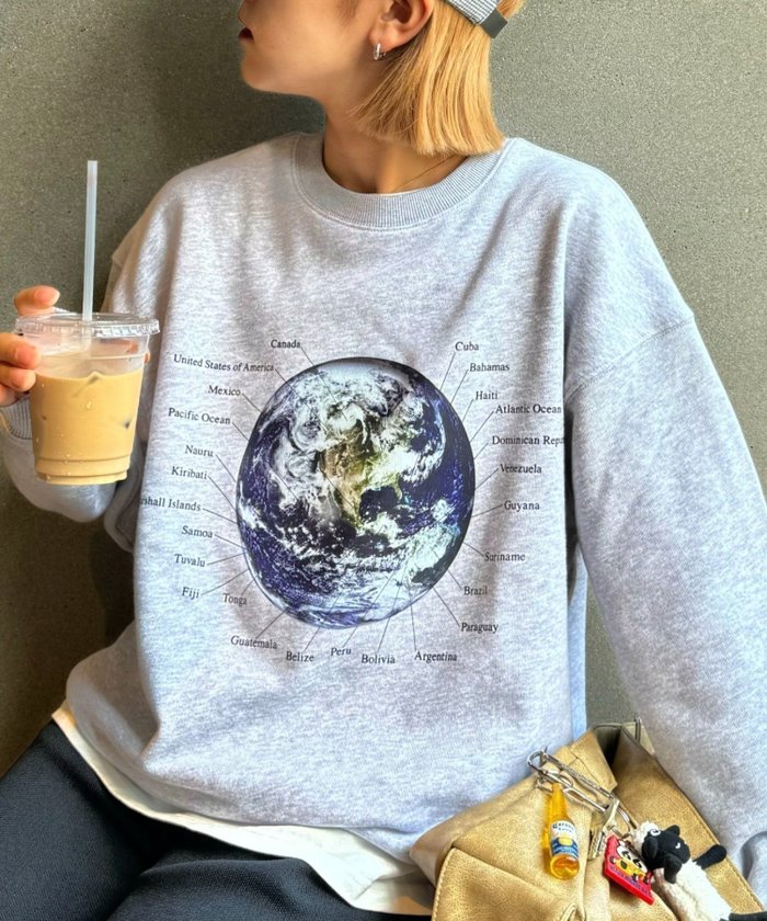 【チャオパニックティピー/CIAOPANIC TYPY】の【WEB限定】【UNISEX】MOON/EARTHスウェット インテリア・キッズ・メンズ・レディースファッション・服の通販 founy(ファニー) https://founy.com/ ファッション Fashion レディースファッション Fashion for Women トップス・カットソー Cut & Sew Tops レディースパーカー・カジュアルフーディー Casual Hoodies & Sweatshirts スウェット・クルーネックトップス Sweatshirts & Crewnecks / Relaxed Fit Sweat Tops カーゴパンツ Cargo Pants, Utility Pants スウェット / スエット Sweatshirt, Sweatwear デニム Denim, Jeans Material トレンド Trend, Trending Now ハーフ Half, Half-Length フロント Front, Front Design プリント Print, Printed Pattern ユニセックス Unisex, Genderless レース Lace, Lace Fabric ワイド Wide, Wide Fit おすすめ Recommended / Our Picks |ID: prp329100004707503 ipo3291000000034000417