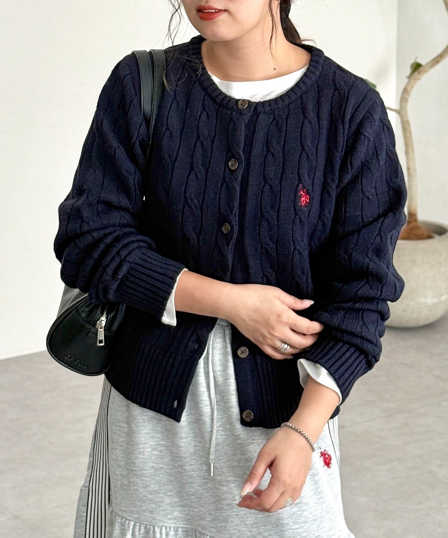 【シーピーシーエム/CPCM】の【U.S. POLO ASSN.】ケーブルカーディガン インテリア・キッズ・メンズ・レディースファッション・服の通販 founy(ファニー) 　ファッション　Fashion　レディースファッション　Fashion for Women　トップス・カットソー　Cut & Sew Tops　カーディガン・羽織り　Layered Style Cardigans　イタリア　Italy　インナー　Innerwear　腕時計　Wristwatch　カーディガン　Cardigan, Knitwear　コレクション　Collection, Seasonal Line　タートルネック　Turtleneck, High Neck　メンズ　Men's, Menswear　ワンポイント　One Point, Statement Accent　おすすめ　Recommended / Our Picks　ネイビー|ID: prp329100004707654 ipo3291000000034001838