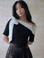 【フレイ アイディー/FRAY I.D】のシフォンリボンオフショルニット 人気、トレンドファッション・服の通販 founy(ファニー) ファッション Fashion レディースファッション Fashion for Women トップス・カットソー Cut & Sew Tops ニット Knit Tops & Sweaters エレガント 上品 Elegant コンパクト Compact, Small Size シフォン Chiffon, Lightweight Fabric ショルダー Shoulder, Shoulder Strap シンプル Simple, Minimal スカーフ Scarf, Neckwear スマート Smart, Elegant ドッキング Docking, Mixed Material なめらか Smooth, Silky Texture フィット Fit, Slim Fit 半袖 Short Sleeve, Half Sleeve モノトーン Monotone, Black and White リボン Ribbon, Bow ループ Loop, Loop Knit |ID:prp329100004707750