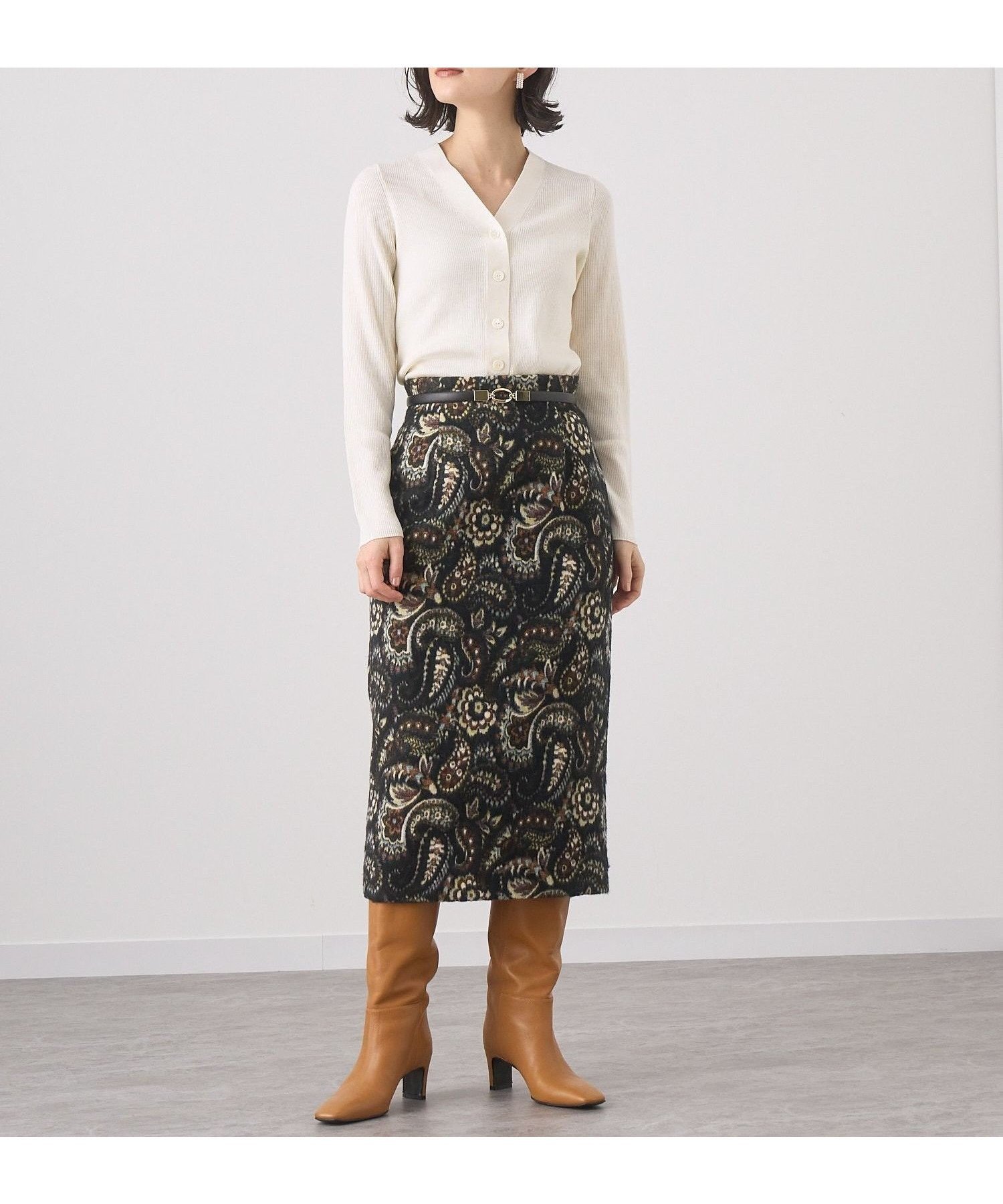 【アナイ/ANAYI】のウールシルクリブVネック カーディガン インテリア・キッズ・メンズ・レディースファッション・服の通販 founy(ファニー) 　ファッション　Fashion　レディースファッション　Fashion for Women　トップス・カットソー　Cut & Sew Tops　カーディガン・羽織り　Layered Style Cardigans　Vネックトップス　V-Neck Tops / V-Cut Neckline Shirts　春　Spring　カッティング　Cutting Detail　カーディガン　Cardigan, Knitwear　コレクション　Collection, Seasonal Line　シルク　Silk, 100% Silk　シンプル　Simple, Minimal　定番　Standard, Basic Item　バランス　Balance, Style Balance　フィット　Fit, Slim Fit　A/W・秋冬　Autumn/Winter　おすすめ　Recommended / Our Picks　white|ID: prp329100004707771 ipo3291000000034002958