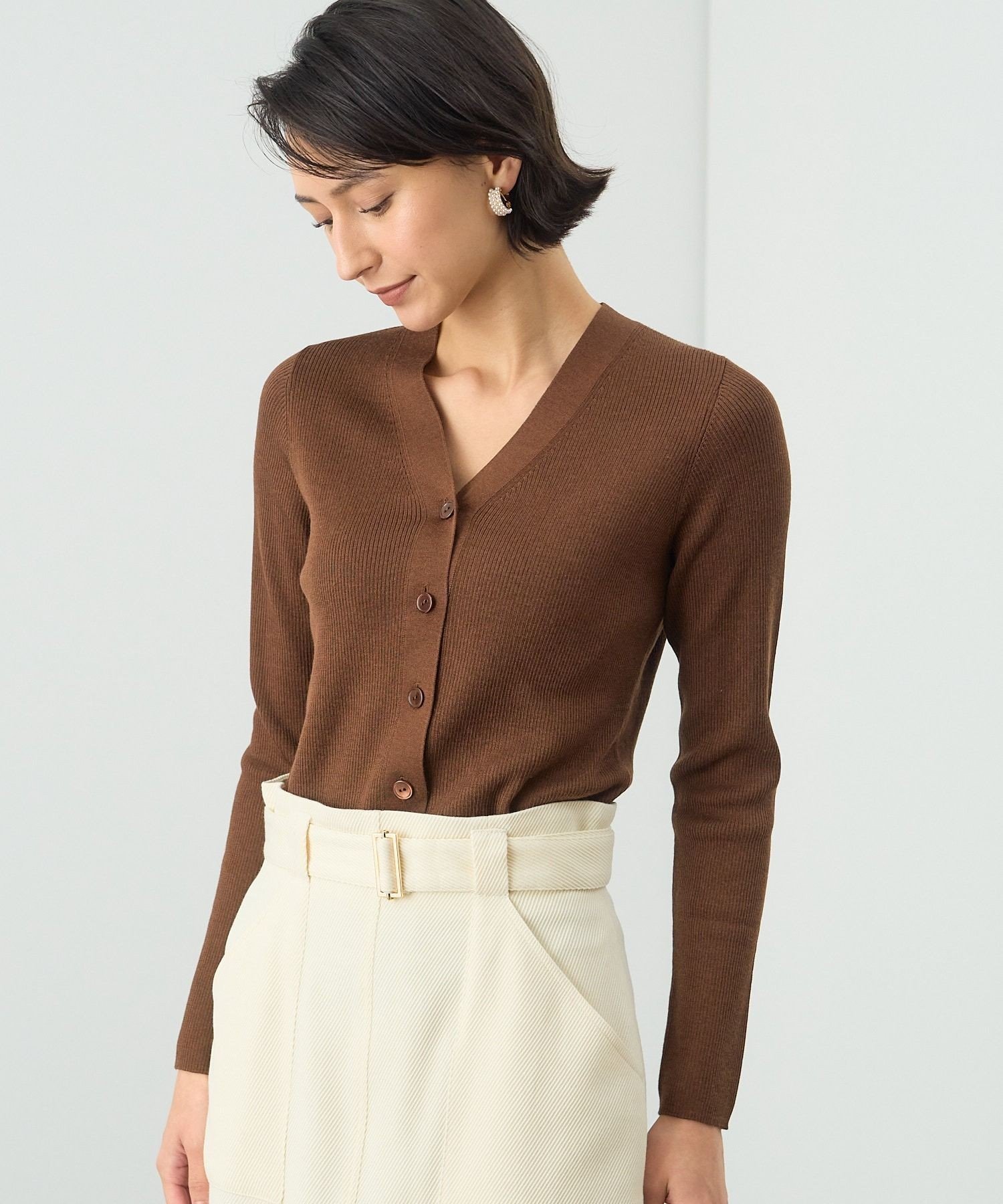 【アナイ/ANAYI】のウールシルクリブVネック カーディガン インテリア・キッズ・メンズ・レディースファッション・服の通販 founy(ファニー) 　ファッション　Fashion　レディースファッション　Fashion for Women　トップス・カットソー　Cut & Sew Tops　カーディガン・羽織り　Layered Style Cardigans　Vネックトップス　V-Neck Tops / V-Cut Neckline Shirts　春　Spring　カッティング　Cutting Detail　カーディガン　Cardigan, Knitwear　コレクション　Collection, Seasonal Line　シルク　Silk, 100% Silk　シンプル　Simple, Minimal　定番　Standard, Basic Item　バランス　Balance, Style Balance　フィット　Fit, Slim Fit　A/W・秋冬　Autumn/Winter　おすすめ　Recommended / Our Picks　brown|ID: prp329100004707771 ipo3291000000034002959