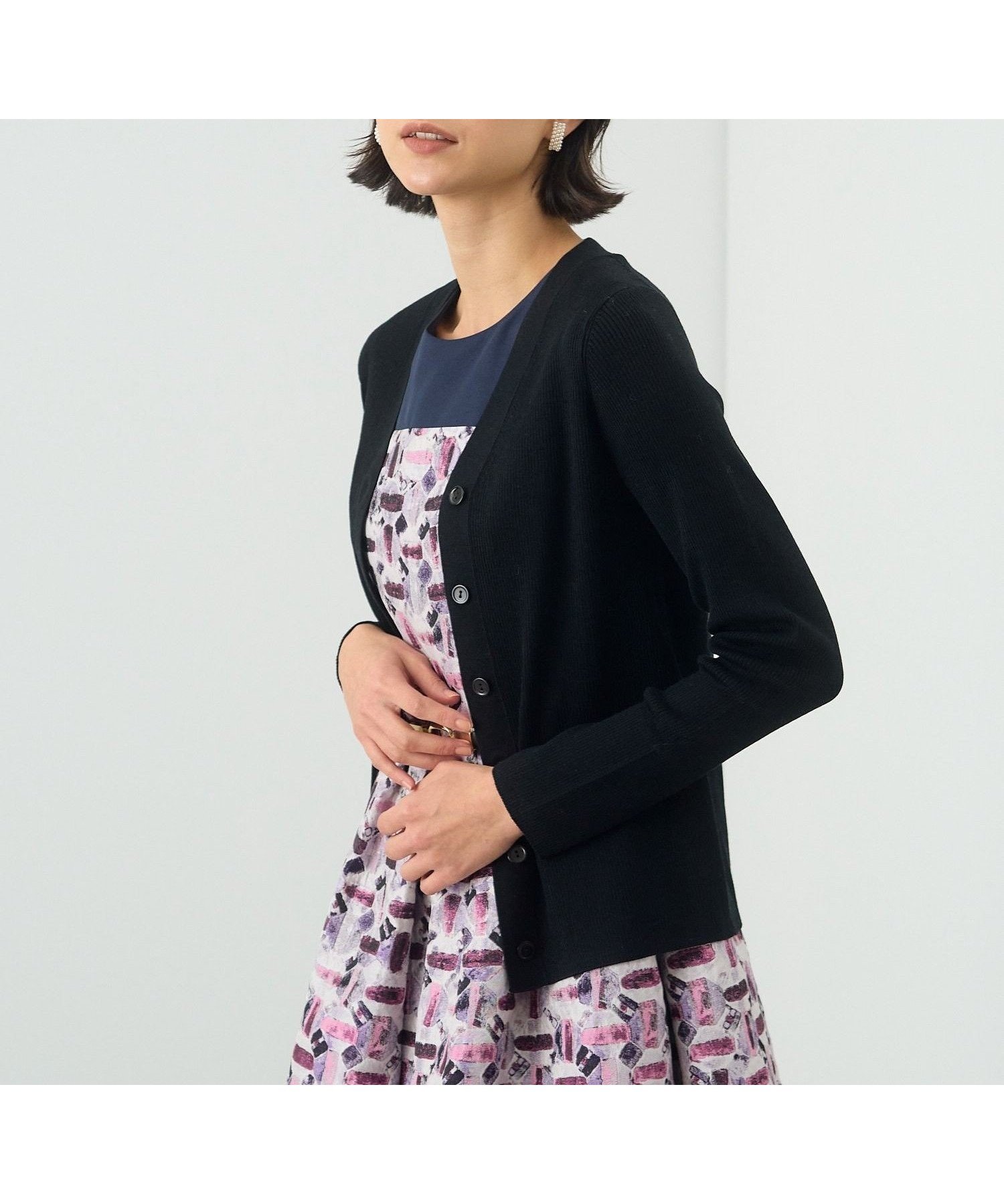 【アナイ/ANAYI】のウールシルクリブVネック カーディガン インテリア・キッズ・メンズ・レディースファッション・服の通販 founy(ファニー) 　ファッション　Fashion　レディースファッション　Fashion for Women　トップス・カットソー　Cut & Sew Tops　カーディガン・羽織り　Layered Style Cardigans　Vネックトップス　V-Neck Tops / V-Cut Neckline Shirts　春　Spring　カッティング　Cutting Detail　カーディガン　Cardigan, Knitwear　コレクション　Collection, Seasonal Line　シルク　Silk, 100% Silk　シンプル　Simple, Minimal　定番　Standard, Basic Item　バランス　Balance, Style Balance　フィット　Fit, Slim Fit　A/W・秋冬　Autumn/Winter　おすすめ　Recommended / Our Picks　black|ID: prp329100004707771 ipo3291000000034002960