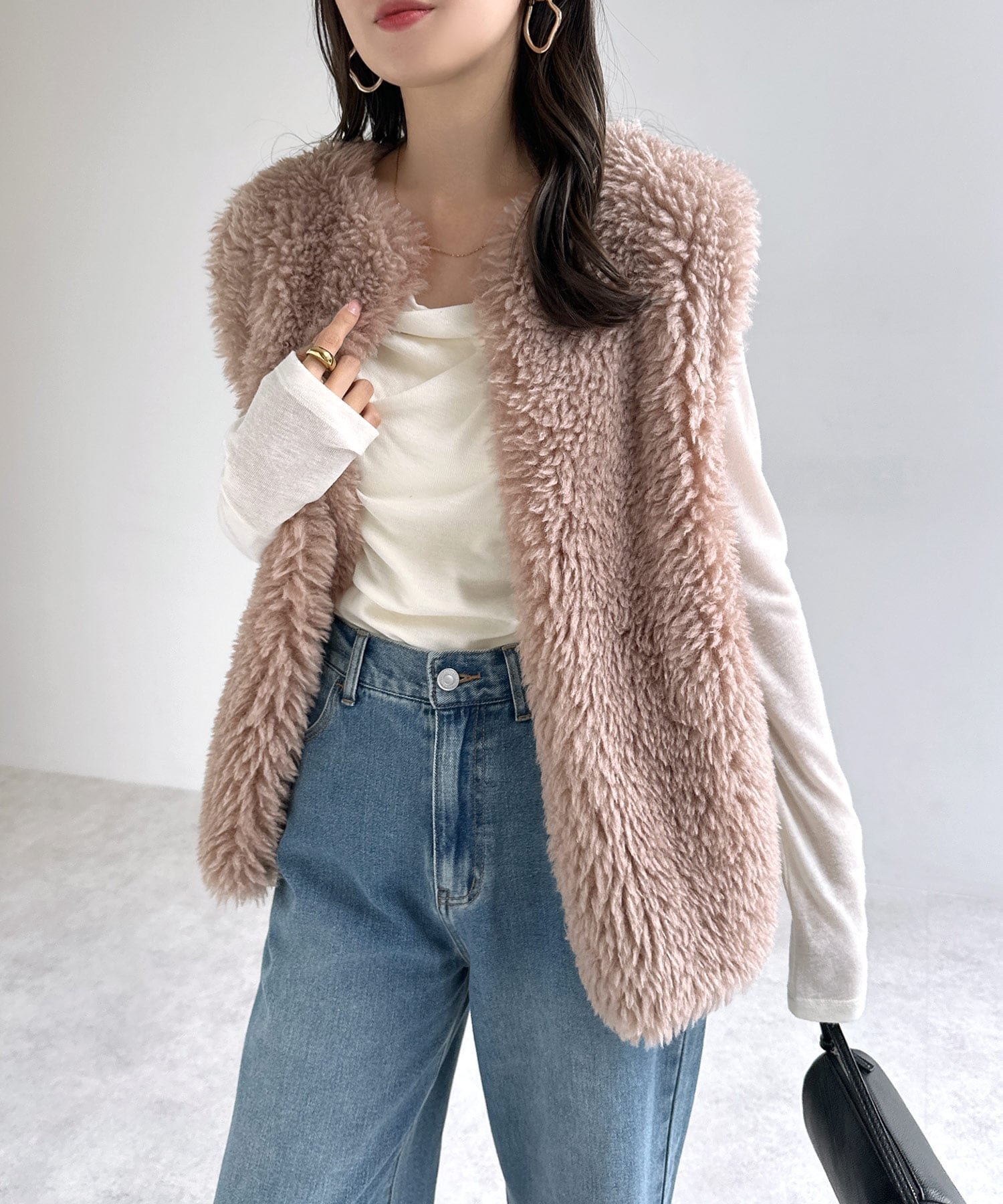 【アンドミー/andme】のシープ風 ファー ベスト インテリア・キッズ・メンズ・レディースファッション・服の通販 founy(ファニー) 　ファッション　Fashion　レディースファッション　Fashion for Women　アウター　Coat / Outerwear Collection　トップス・カットソー　Cut & Sew Tops　ベスト&ジレ / 重ね着スタイル　Vests & Gilets　カットソー　Cut and Sewn Top　フェイクファー　Faux Fur, Imitation Fur　ベスト　Vest, Waistcoat　ポケット　Pocket, Pocket Detail　エレガント 上品　Elegant　ベージュ|ID: prp329100004708602 ipo3291000000034008546