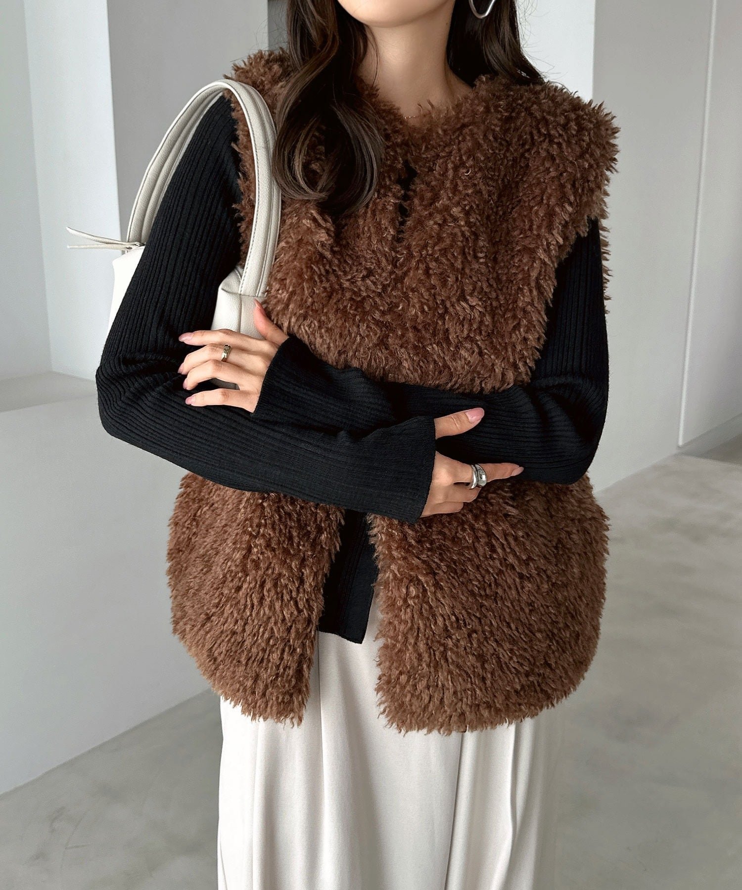【アンドミー/andme】のシープ風 ファー ベスト インテリア・キッズ・メンズ・レディースファッション・服の通販 founy(ファニー) 　ファッション　Fashion　レディースファッション　Fashion for Women　アウター　Coat / Outerwear Collection　トップス・カットソー　Cut & Sew Tops　ベスト&ジレ / 重ね着スタイル　Vests & Gilets　カットソー　Cut and Sewn Top　フェイクファー　Faux Fur, Imitation Fur　ベスト　Vest, Waistcoat　ポケット　Pocket, Pocket Detail　エレガント 上品　Elegant　ブラウン|ID: prp329100004708602 ipo3291000000034008548