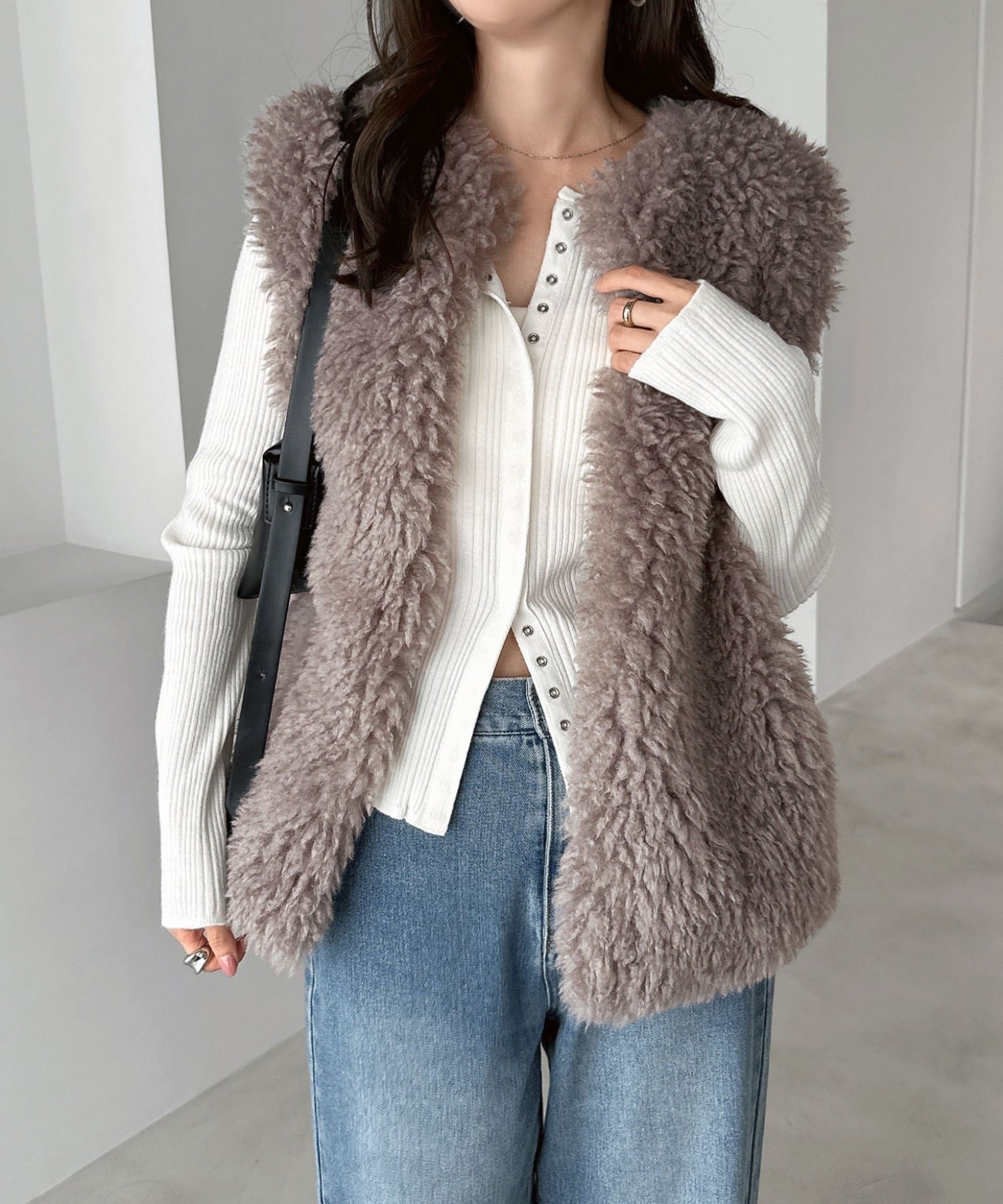 【アンドミー/andme】のシープ風 ファー ベスト インテリア・キッズ・メンズ・レディースファッション・服の通販 founy(ファニー) 　ファッション　Fashion　レディースファッション　Fashion for Women　アウター　Coat / Outerwear Collection　トップス・カットソー　Cut & Sew Tops　ベスト&ジレ / 重ね着スタイル　Vests & Gilets　カットソー　Cut and Sewn Top　フェイクファー　Faux Fur, Imitation Fur　ベスト　Vest, Waistcoat　ポケット　Pocket, Pocket Detail　エレガント 上品　Elegant　モカブラウン|ID: prp329100004708602 ipo3291000000034008550
