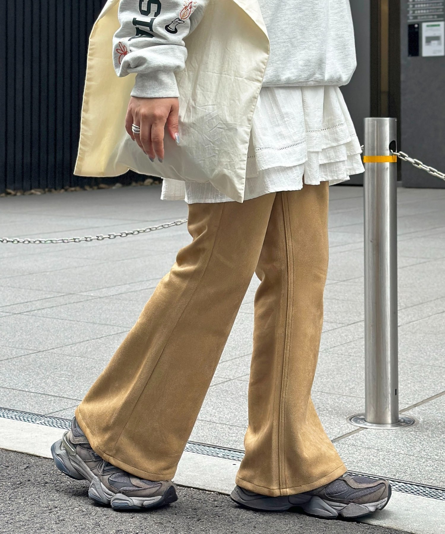 【シーピーシーエム/CPCM】の【PIPI監修】フェイクスエードフレアパンツ インテリア・キッズ・メンズ・レディースファッション・服の通販 founy(ファニー) 　ファッション　Fashion　レディースファッション　Fashion for Women　パンツ　Pants & Trousers　厚底　Platform Shoes　ジャケット　Jacket, Outerwear　スウェット / スエット　Sweatshirt, Sweatwear　ストレッチ　Stretch, Stretchy Fabric　トレンド　Trend, Trending Now　人気　Popular, Best Seller　フレア　Flare, Flared　フロント　Front, Front Design　ベーシック　Basic, Essential　リラックス　Relax, Relaxed Fit　楽ちん　Easy Fit, Comfortable　A/W・秋冬　Autumn/Winter　アイボリー|ID: prp329100004708613 ipo3291000000034620670