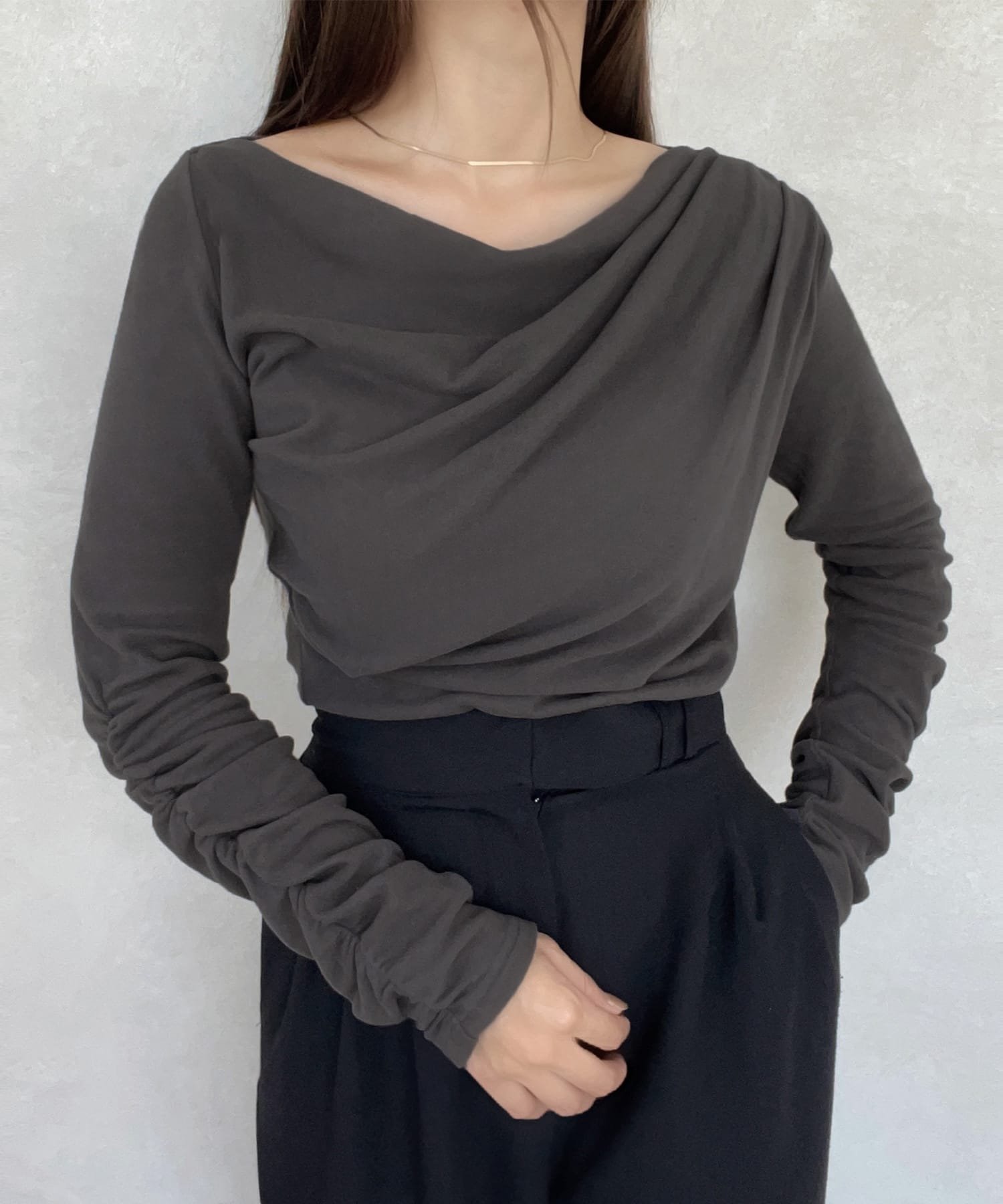 【ジュノア/JUNOAH】のドレープデザインカットソー インテリア・キッズ・メンズ・レディースファッション・服の通販 founy(ファニー) 　ファッション　Fashion　レディースファッション　Fashion for Women　トップス・カットソー　Cut & Sew Tops　カットソー・ベーシックTシャツ　Cut-and-Sewn Tops / Stretch Tees & Basics　チャコール|ID: prp329100004709900 ipo3291000000034445778